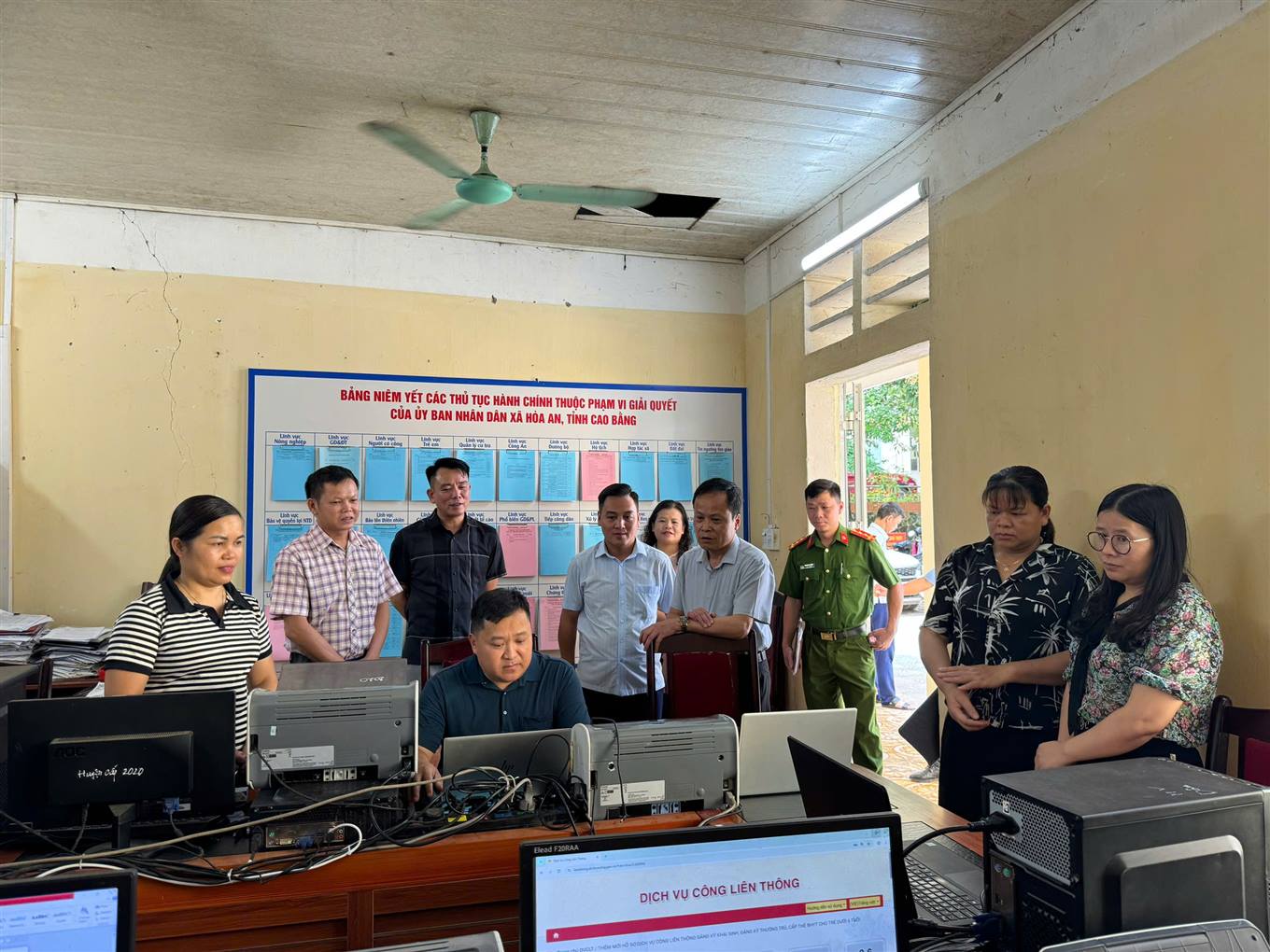 Đồng chí Nông Thanh Tùng, Ủy viên Ban Thường vụ Tỉnh ủy, Phó Chủ tịch HĐND tỉnh kiểm tra công tác vận hành thử nghiệm tại Trung tâm Phục vụ hành chính công xã Hòa An (mới).