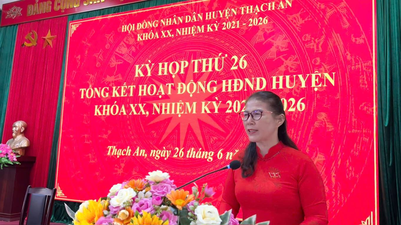 ồng chí Triệu Thị Thiết, Phó Bí thư Thường trực Huyện ủy, Chủ tịch HĐND huyện phát biểu tại kỳ họp