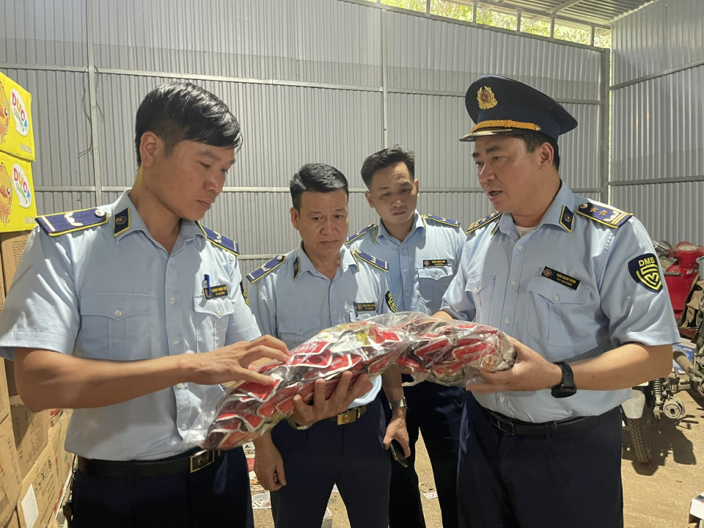 Đội Quản lý thị trường Số 1 phối hợp kiểm tra hàng hóa vi phạm trên địa bàn Thành phố. (ảnh BCB)