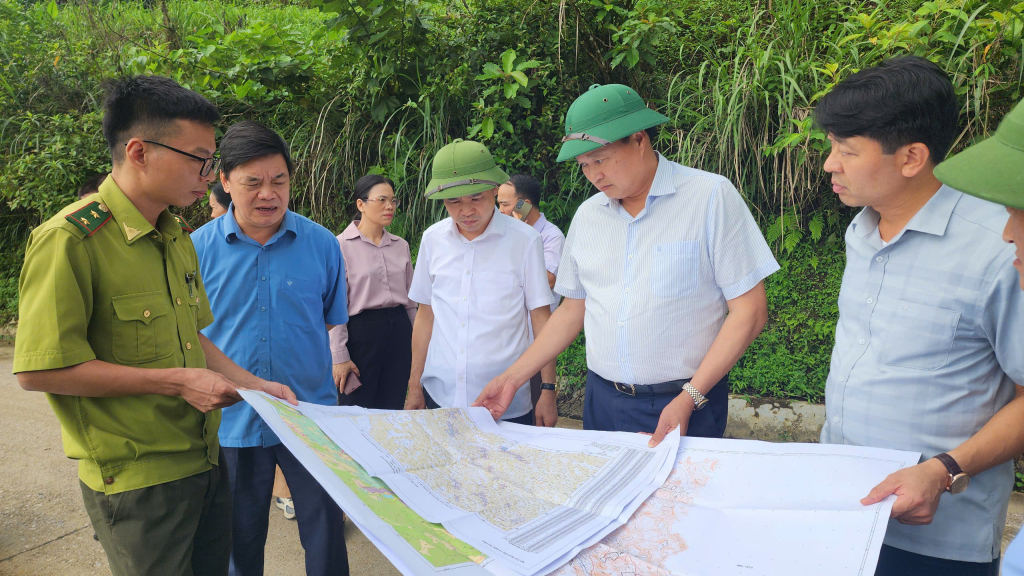 Đoàn công tác kiểm tra khu vực có đất trồng lúa nằm trong khu vực dự án tại xóm Nặm Ngùa, xã Thanh Long.