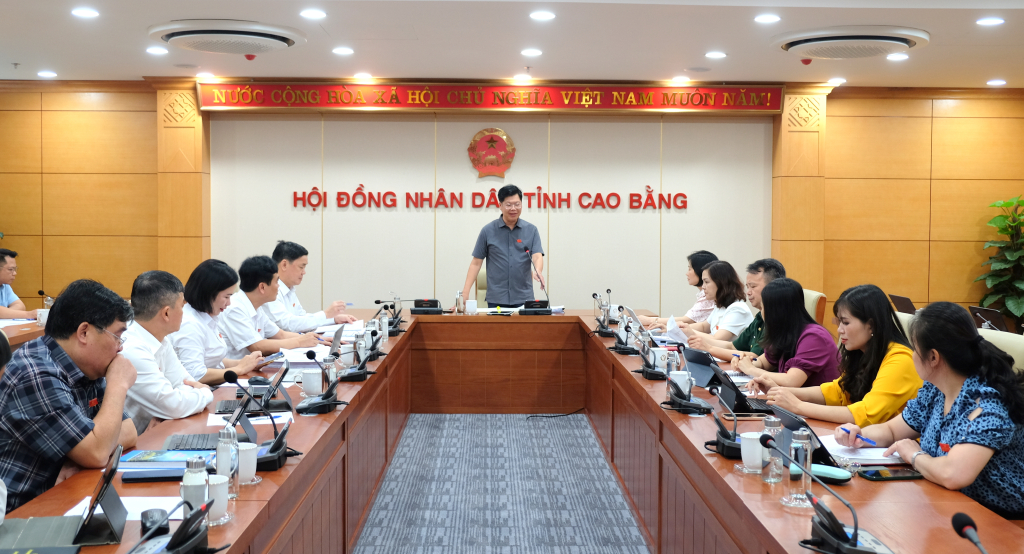 Các đại biểu Tổ 2 thảo luận tại Tổ