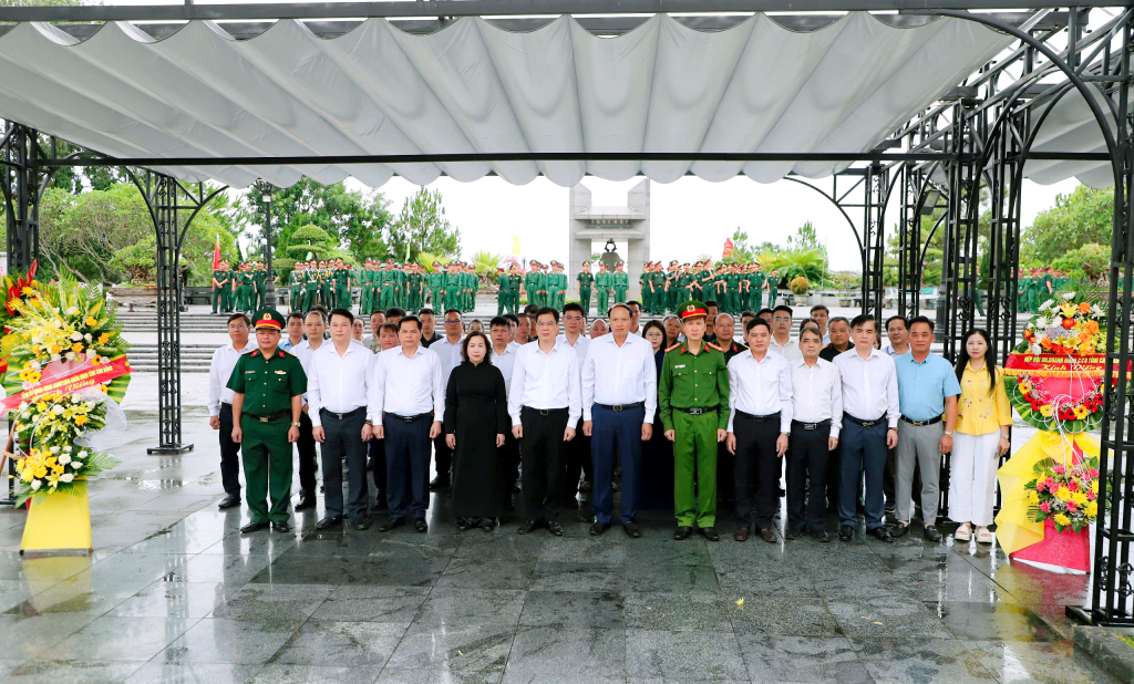 Đoàn đại biểu tỉnh dâng hoa, dâng hương Tượng đài Nghĩa trang Liệt sĩ Quốc gia Đường 9.