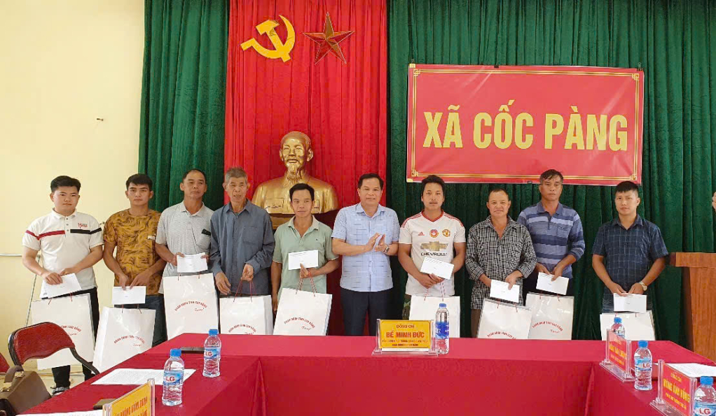 Phó Trưởng Đoàn Đại biểu Quốc hội tỉnh Bế Minh Đức tặng quà các gia đình chính sách, người có công với cách mạng xã Cốc Pàng.