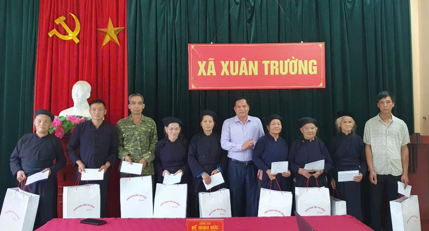 Phó Trưởng Đoàn Đại biểu Quốc hội tỉnh tặng quà các gia đình chính sách, người có công với cách mạng trên địa bàn xã Xuân Trường.