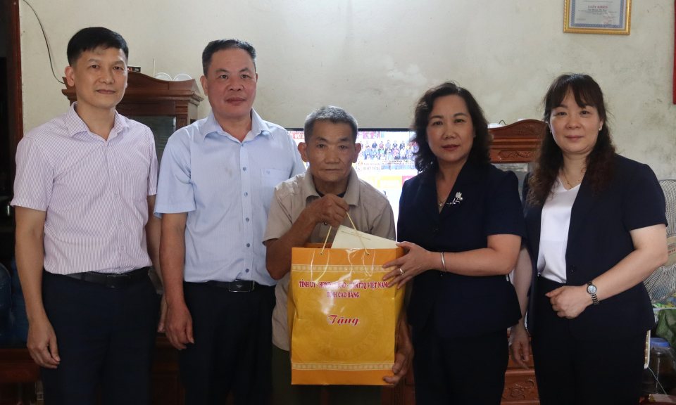 Phó Chủ tịch HĐND tỉnh Hà Nhật Lệ thăm, tặng quà gia đình bệnh binh Hoàng Đình Cường, xóm Hòa Bình, xã Độc Lập