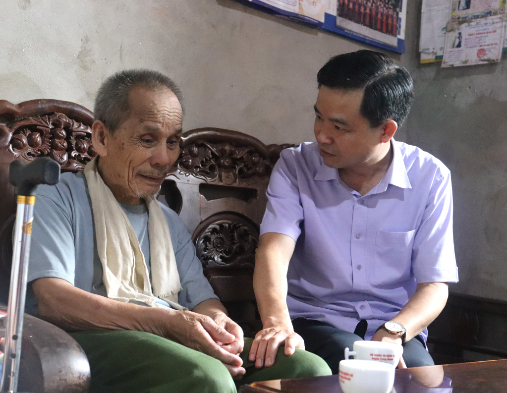 Chủ tịch HĐND tỉnh Bế Thanh Tịnh thăm, động viên ông Ma Thế Pháp, nhiễm chất độc hóa học, xóm Giộc Khâm.