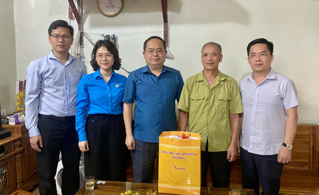 Bí thư Tỉnh ủy Quản Minh Cường thăm, tặng quà thương binh Lý Văn Khoáy, xóm Cao Minh, Hoàng Tung, phường Thục Phán.