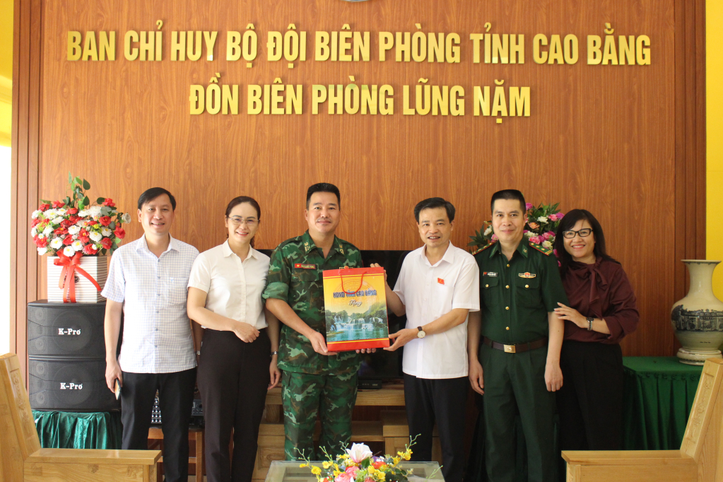 Đoàn công tác tặng quà cán bộ, chiến sĩ Đồn Biên phòng Lũng Nặm.