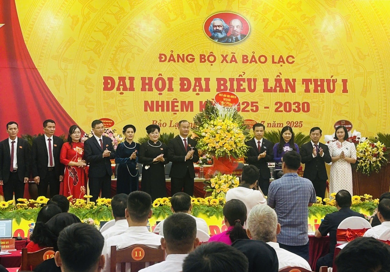 Lãnh đạo tỉnh tặng hoa chúc mừng Đảng bộ xã Bảo Lạc