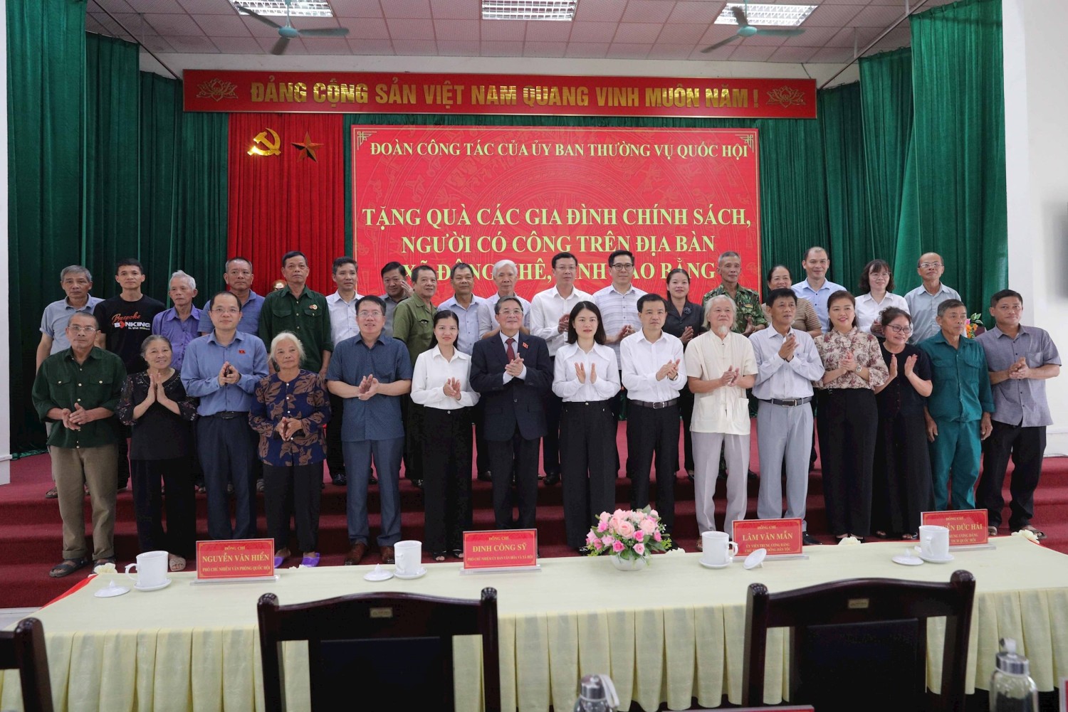 cac dai bieu chup anh luu niem 1