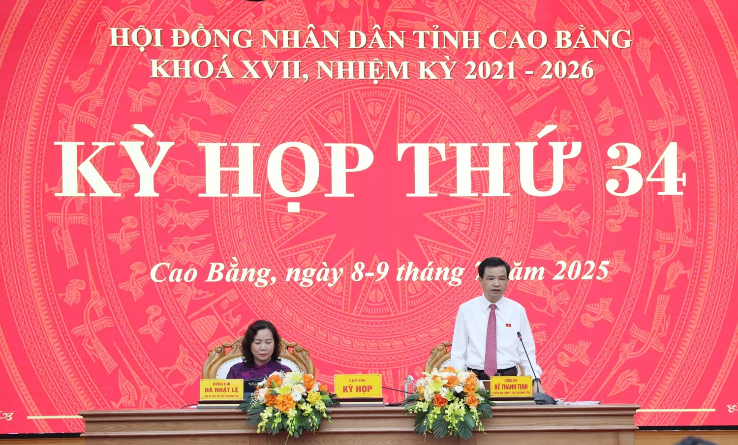 Điều hành phiên họp chất vấn đồng chí Bế Thanh Tịnh, Ủy viên BTV Tỉnh ủy, Chủ tịch HĐND tỉnh