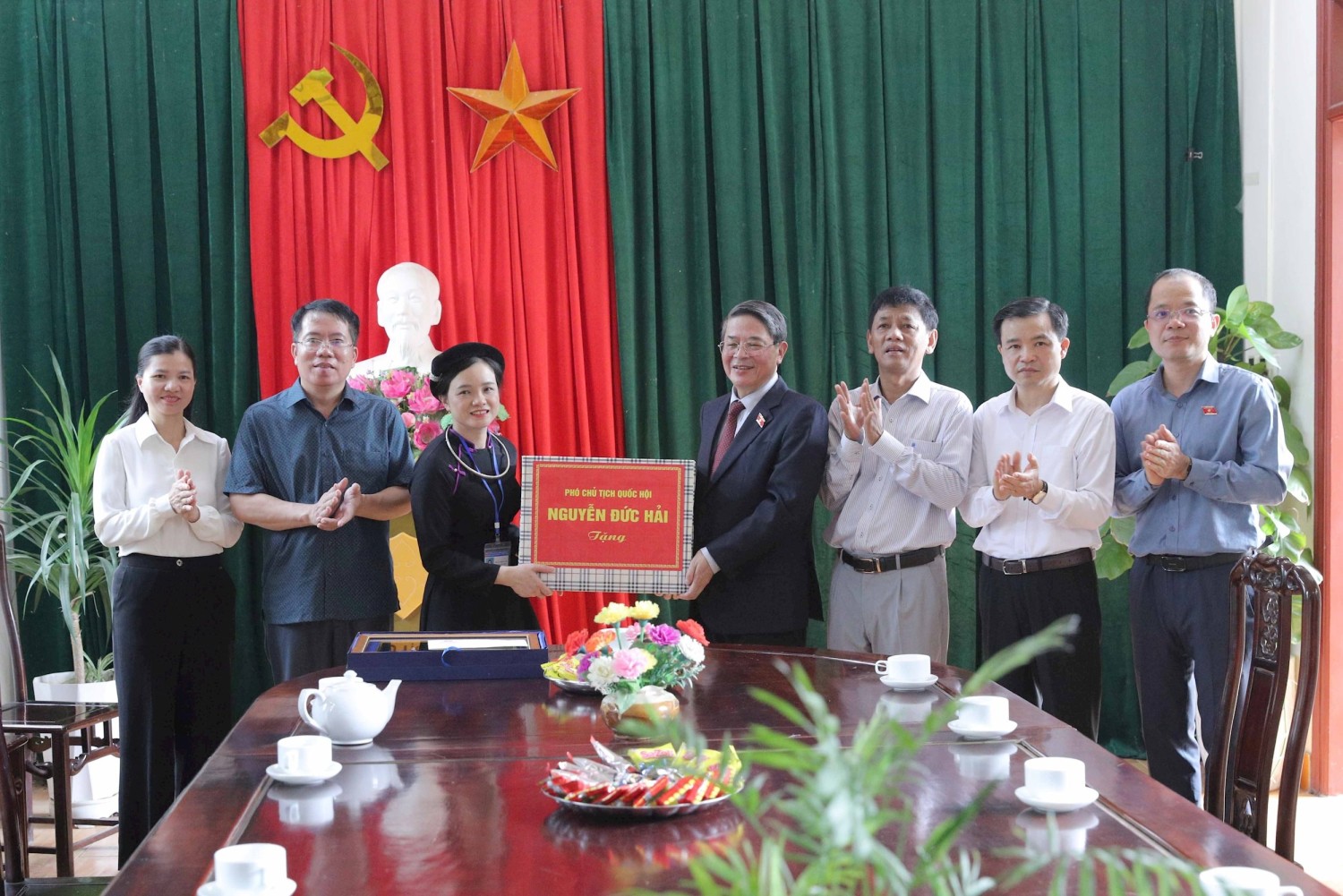 pho chu tich quoc hoi nguyen duc hai tang qua cho ban quan ly khu di tich lich su quoc gia dac biet chien thang bien gioi thu dong nam 1950