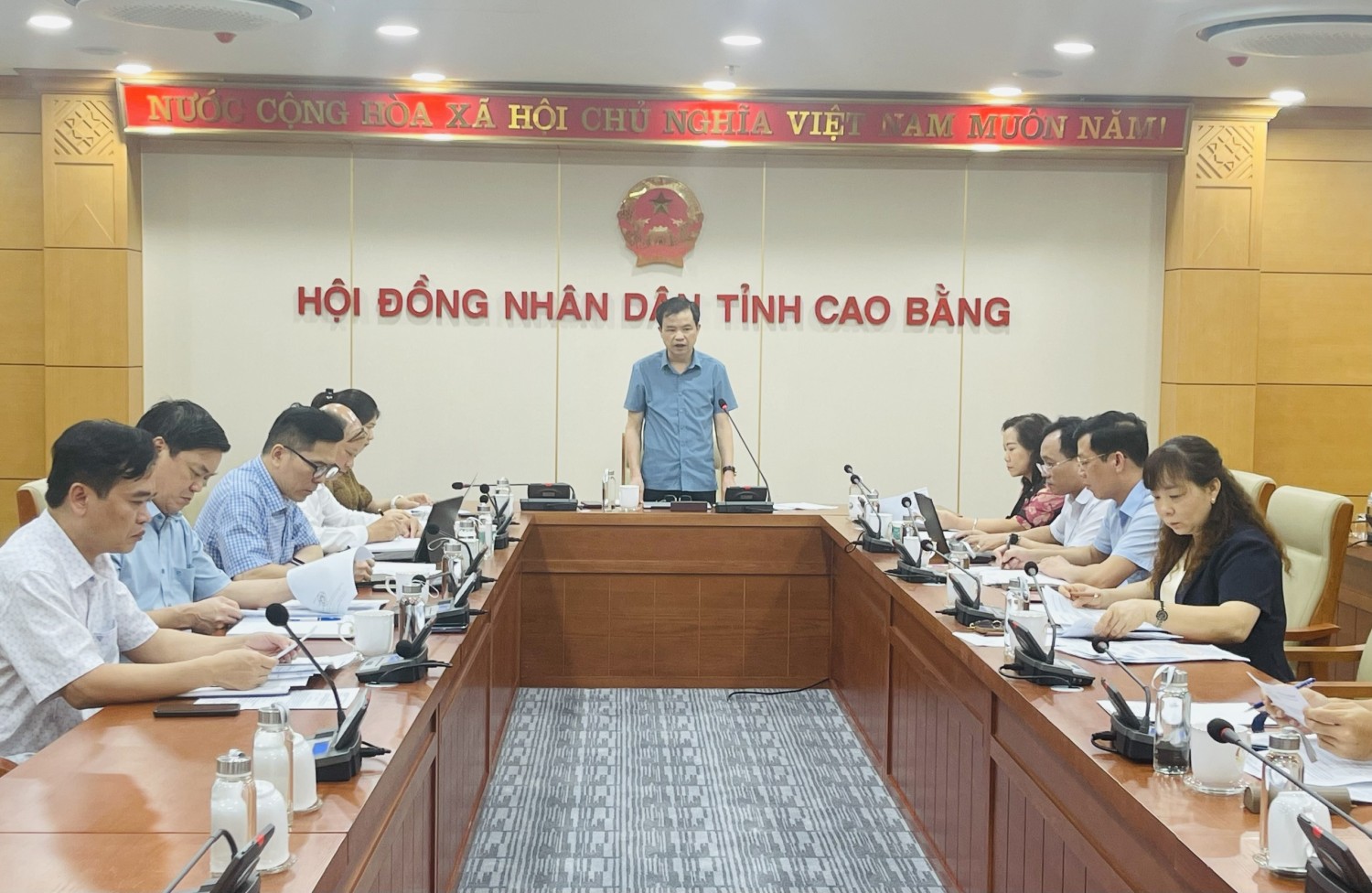 Chủ tịch HĐND tỉnh Bế Thanh Tịnh phát biểu tại cuộc họp.