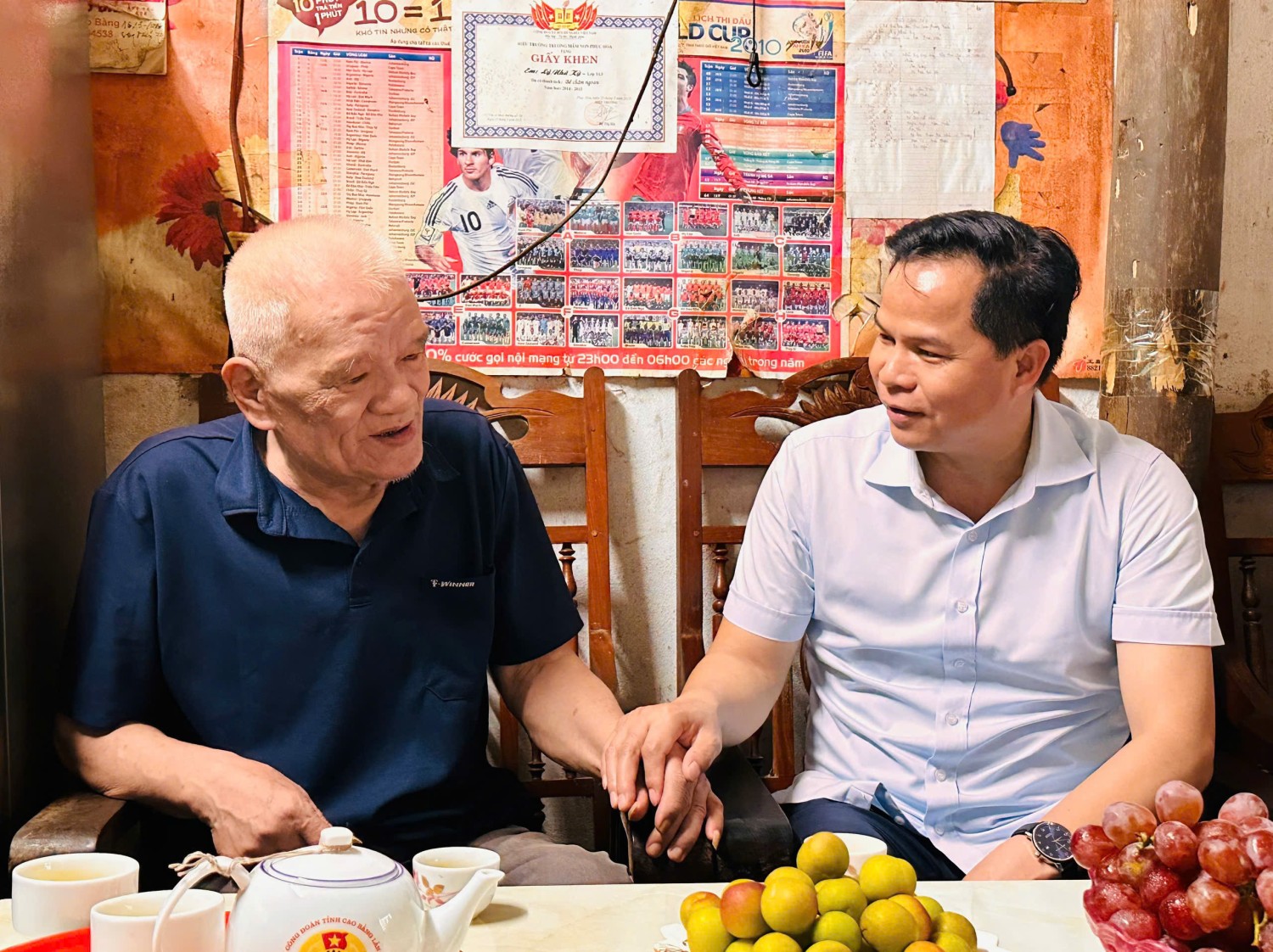 Đồng chí Bế Minh Đức, Phó trưởng Đoàn ĐBQH tỉnh tặng quà bệnh binh Lý Văn Lợi, tổ dân phố 7, xã Phục Hòa.