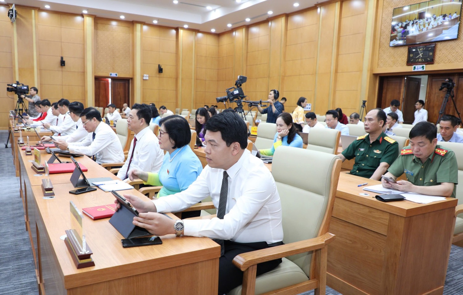 Các đại biểu HĐND tỉnh biểu quyết thông qua nghị quyết tại kỳ họp thứ 34 (thường lệ). ảnh minh họa