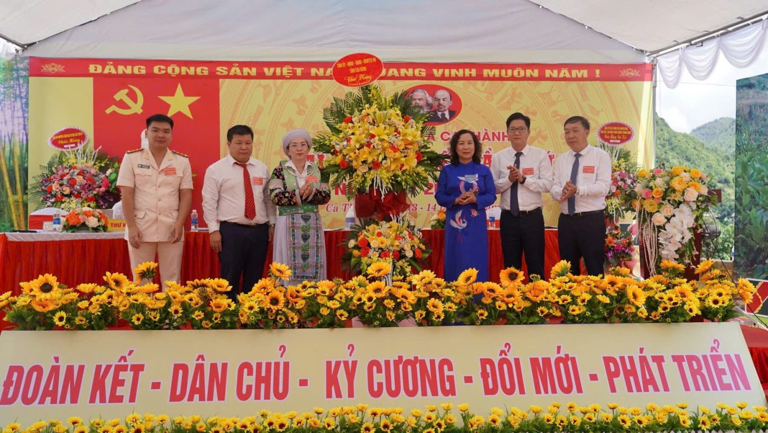 Phó Chủ tịch HĐND tỉnh Hà Nhật Lệ tặng hoac chúc mừng Đại hội Đảng bộ xã Ca Thành lần thứ I, nhiệm kỳ 2025 - 2030
