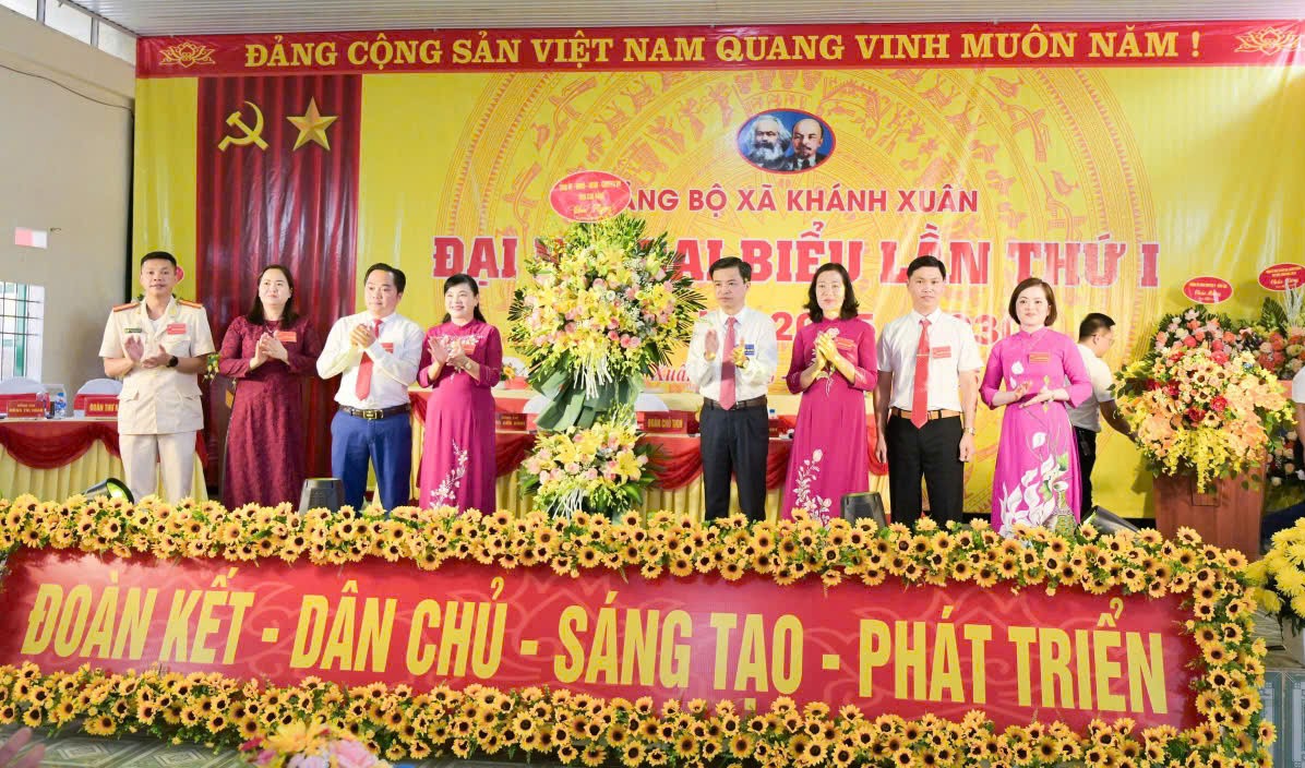 Chủ tịch tặng hoa chúc mừng