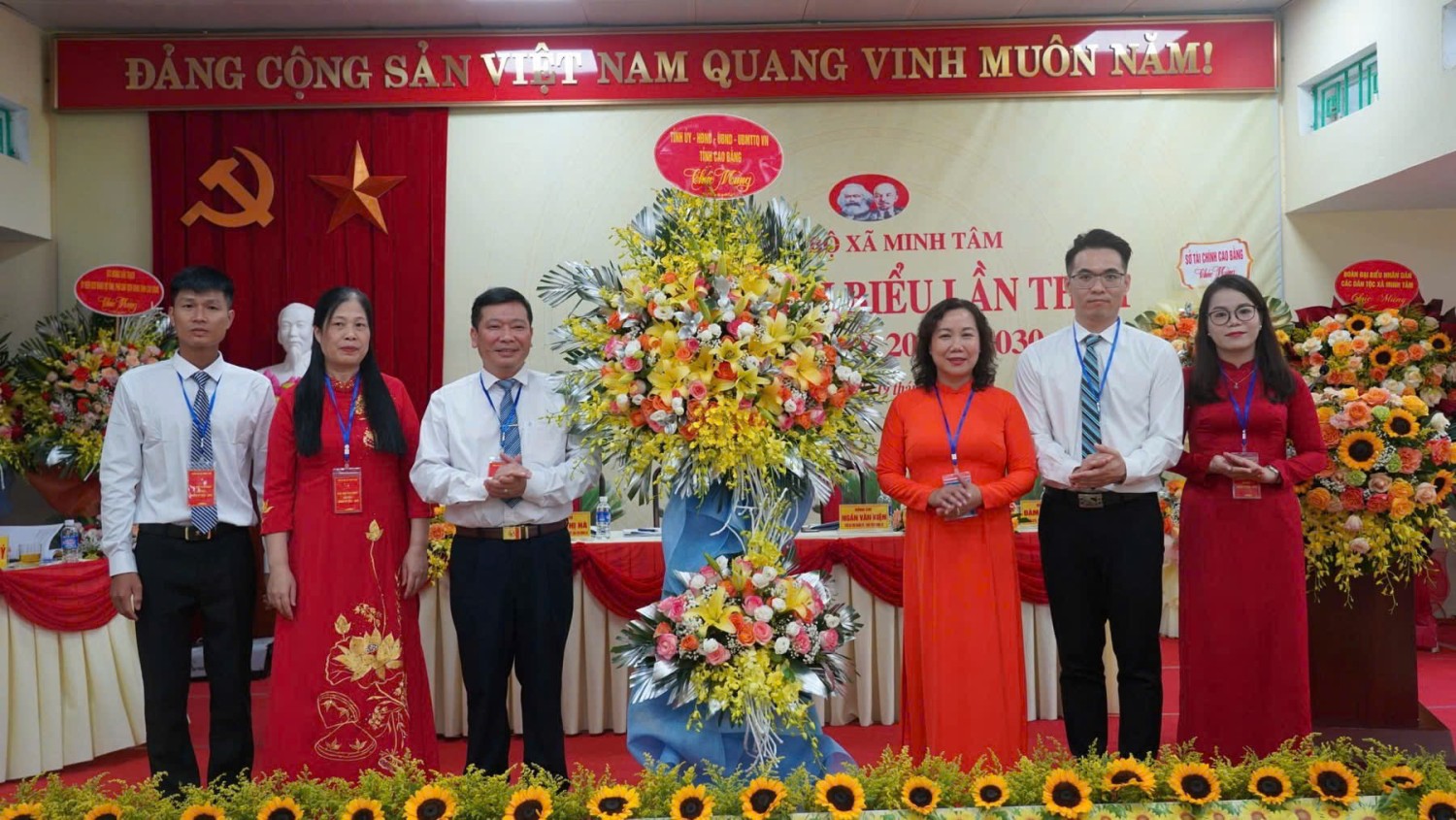 Phó Chủ tịch HĐND tỉnh Hà Nhật Lệ tặng hoa chúc mừng đại hội