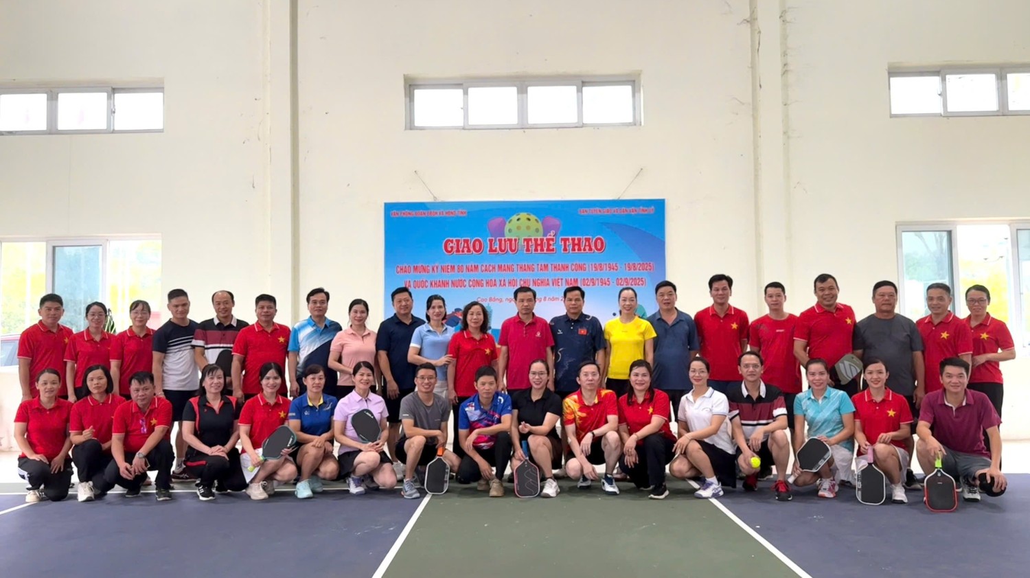 Văn phòng Đoàn ĐBQH & HĐND tỉnh, Ban Tuyên giáo và Dân vận Tỉnh ủy chụp ảnh lưu niệm tại buổi giao lưu thể thao
