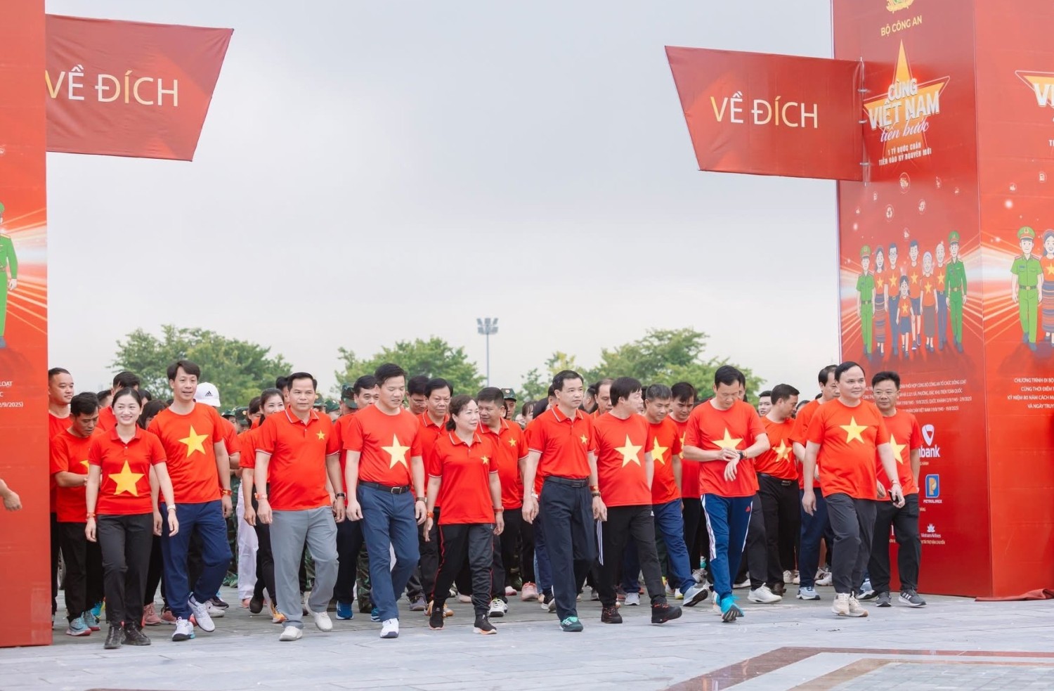 Lãnh đạo tỉnh tham gia chương trình đi bộ toàn quốc “Cùng Việt Nam tiến bước”