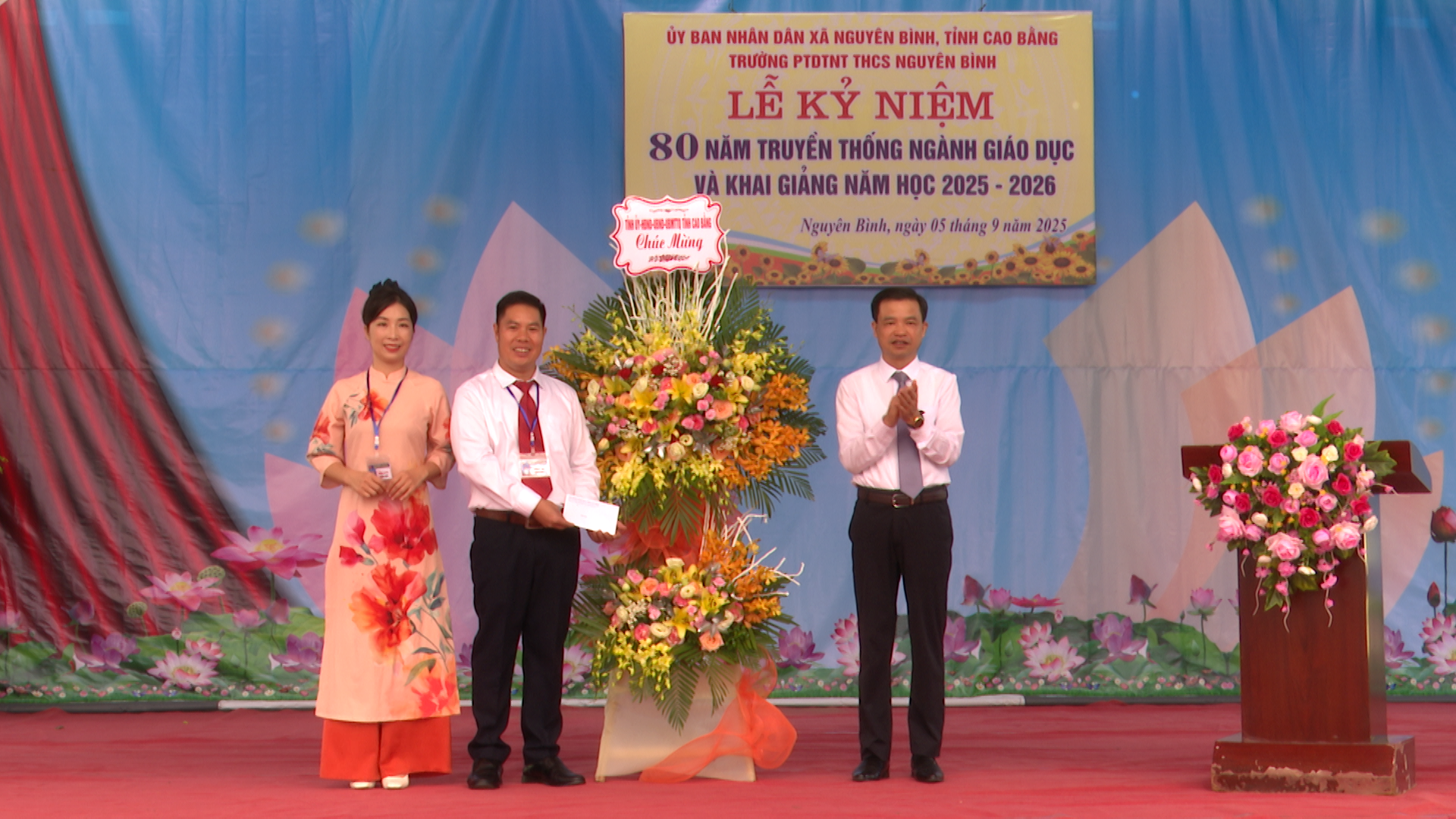 Đồng chí Bế Thanh Tịnh, Ủy viên Ban Thường vụ Tỉnh uỷ, Chủ tịch HĐND tỉnh tặng hoa chúc mừng  nhà trường nhân dịp năm học mới