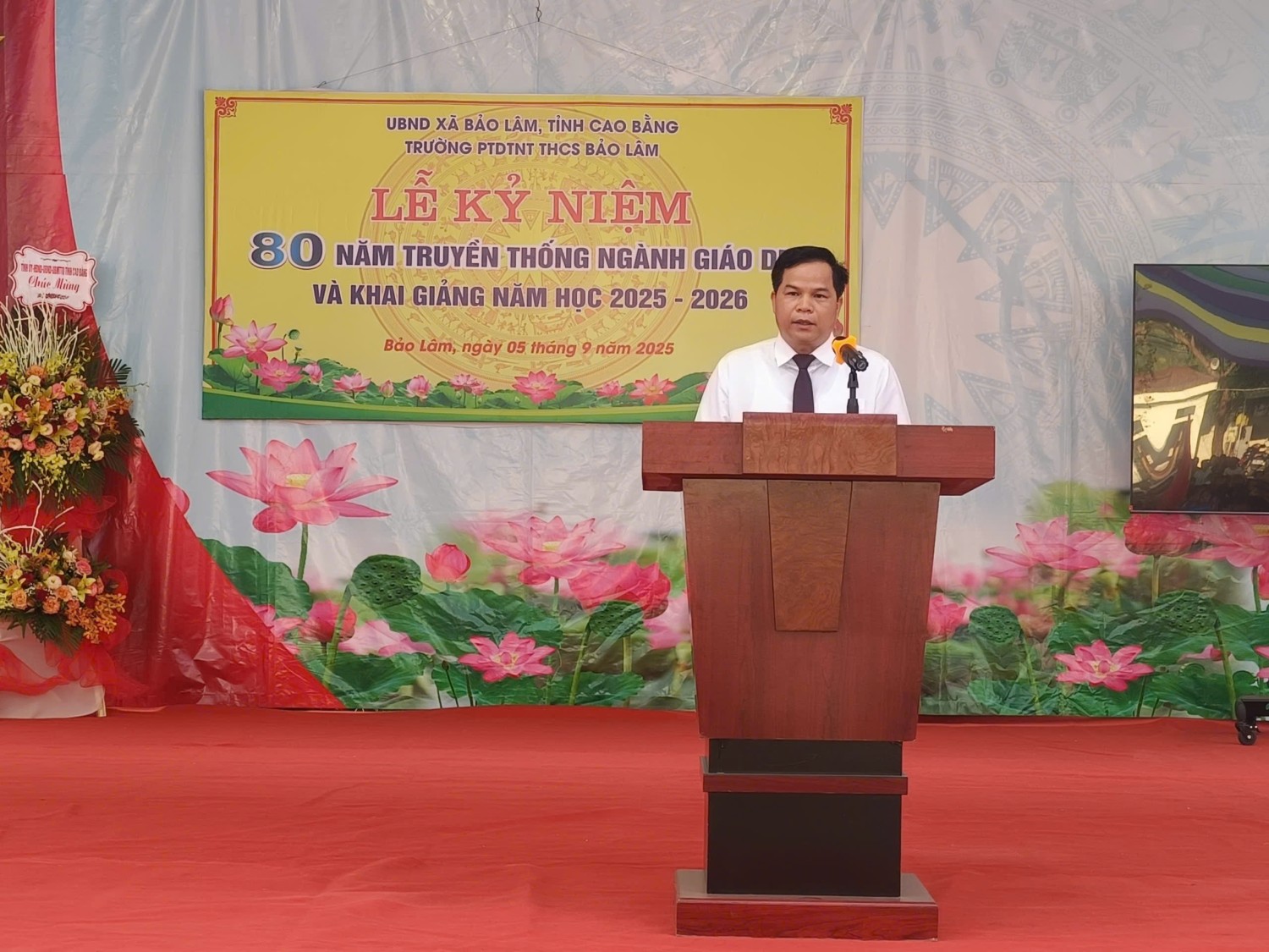 Phó Trưởng đoàn ĐBQH tỉnh Bế Minh Đức phát biểu tại lễ khai giảng