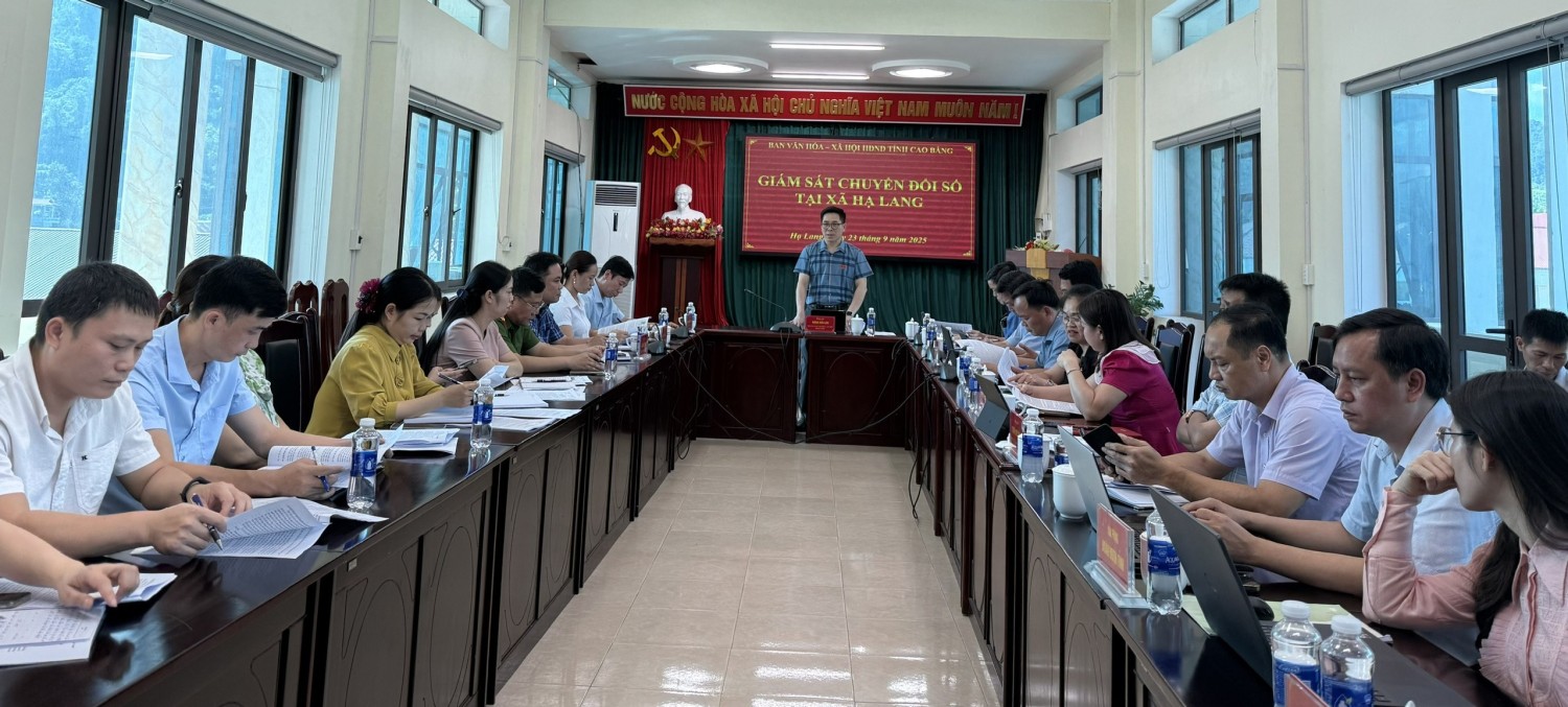 Đoàn giám sát của Ban Văn hóa - Xã hội làm việc tại xã Hạ Lang