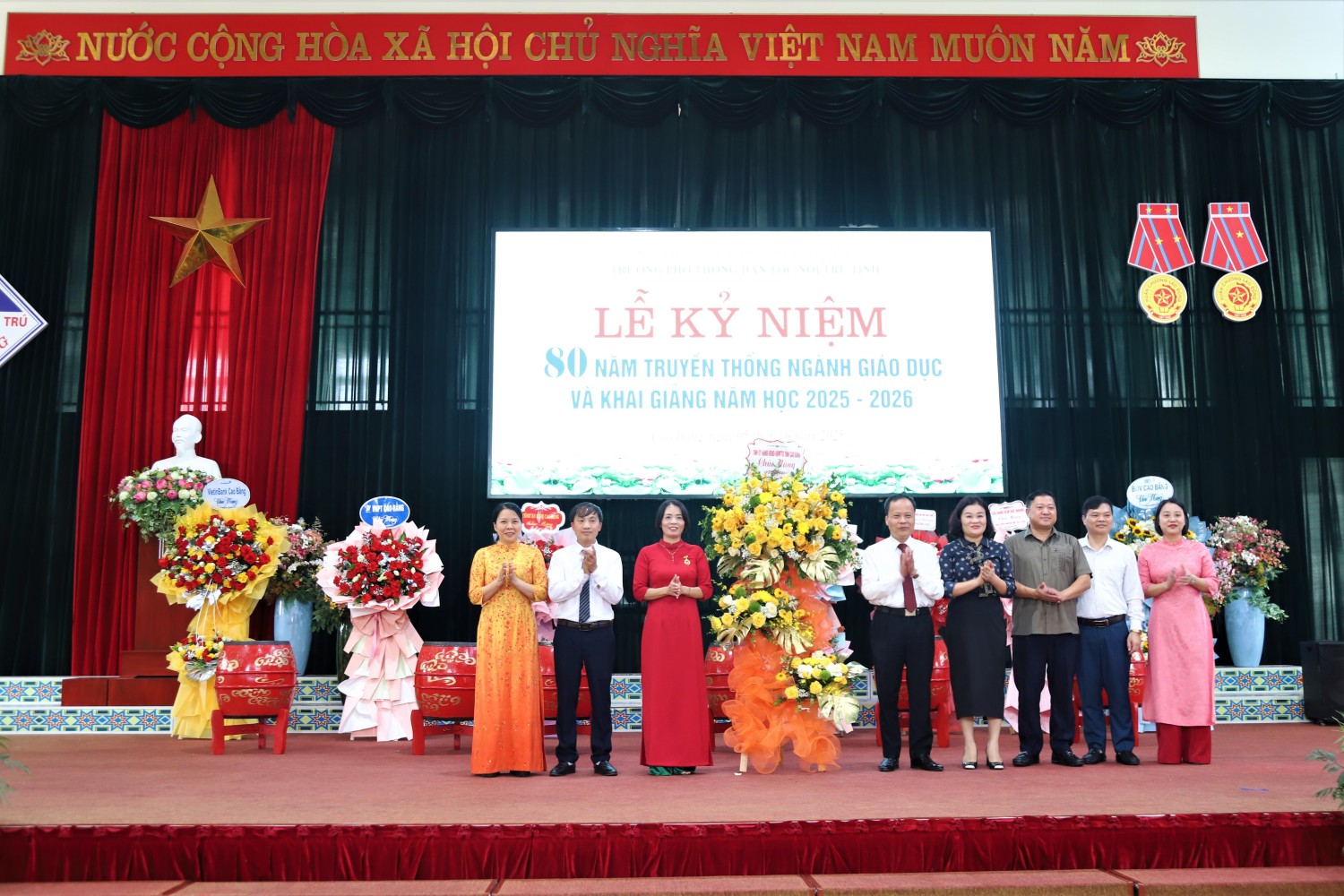 Các đồng chí lãnh đạo tỉnh tặng hoa chúc mừng thầy và trò Trường PTDT Nội trú tỉnh nhân dịp khai giảng năm học mới