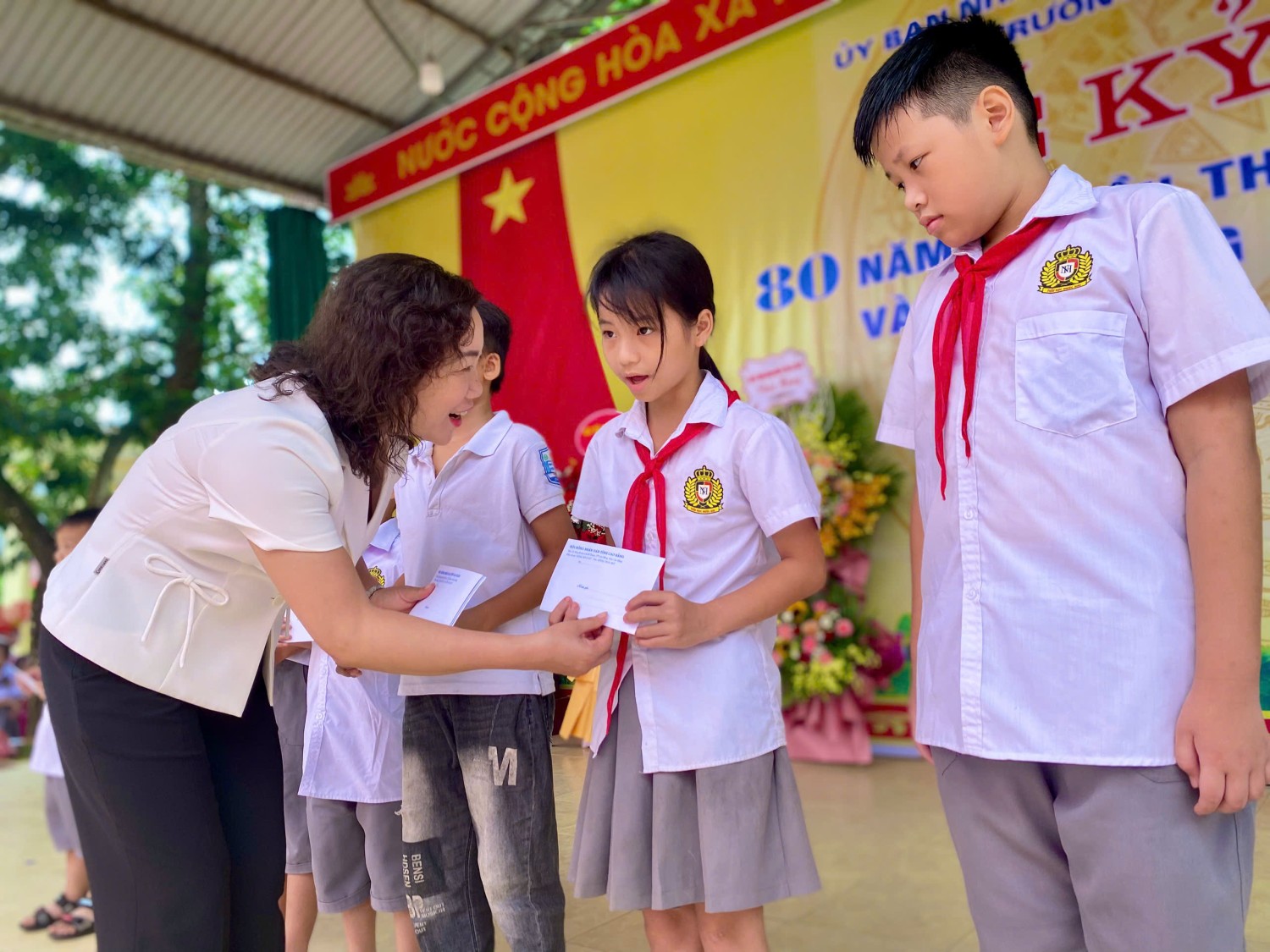 Phó Chủ tịch HĐND tỉnh Hà Nhật Lệ tặng quà cho các em học sinh có hoàn cảnh khó khăn