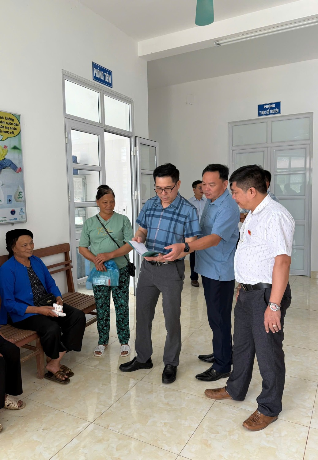 Đoàn giám sát của Ban Văn hóa - Xã hội làm việc tại xã Vinh Quý