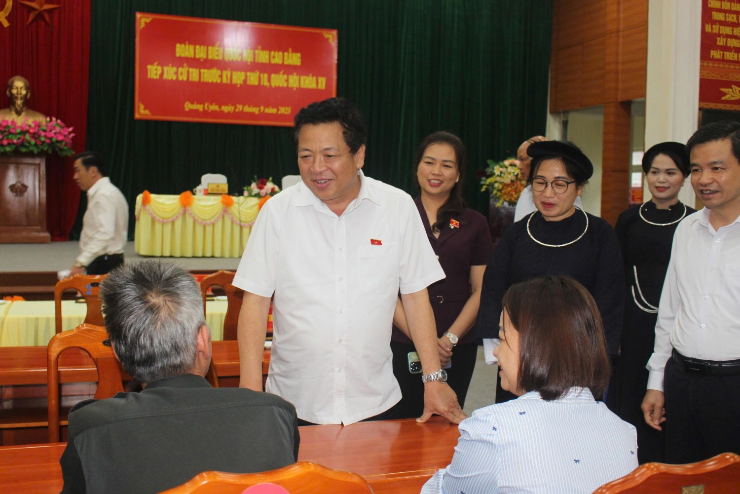 Bộ trưởng Bộ Xây dựng Trần Hồng Minh nói chuyện với cử tri xã Quảng Uyên