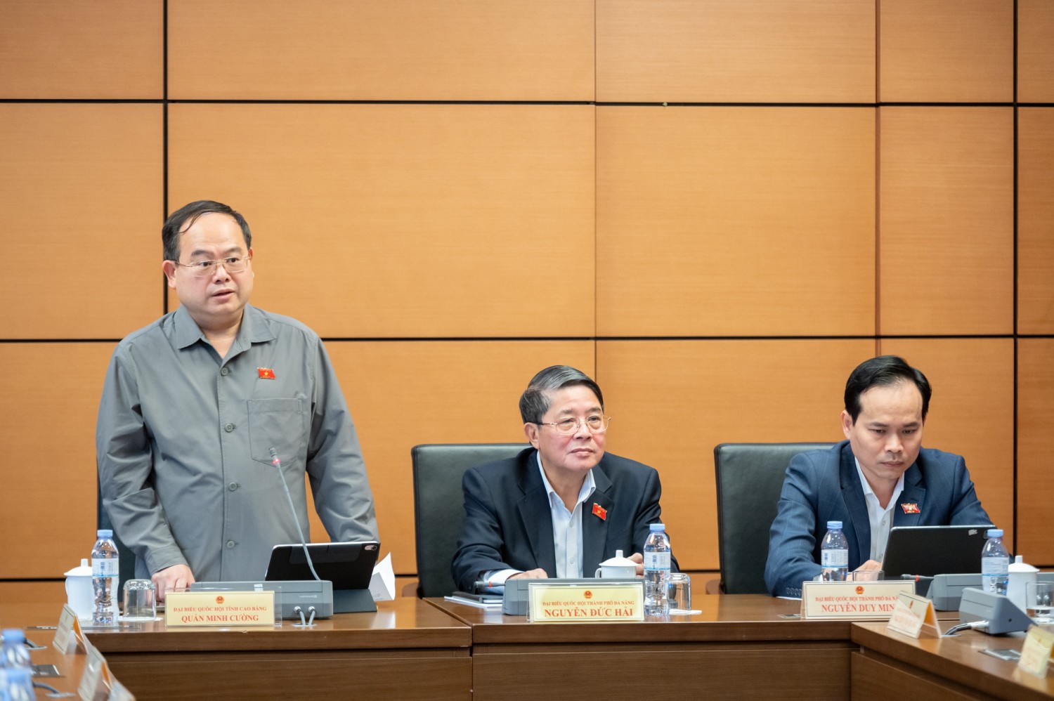 Anh 1 Đồng chí Quản Minh Cường, Bí thư Tỉnh uỷ, Trưởng đoàn ĐBQH tỉnh Cao Bằng điều hành phiên thảo luận tổ