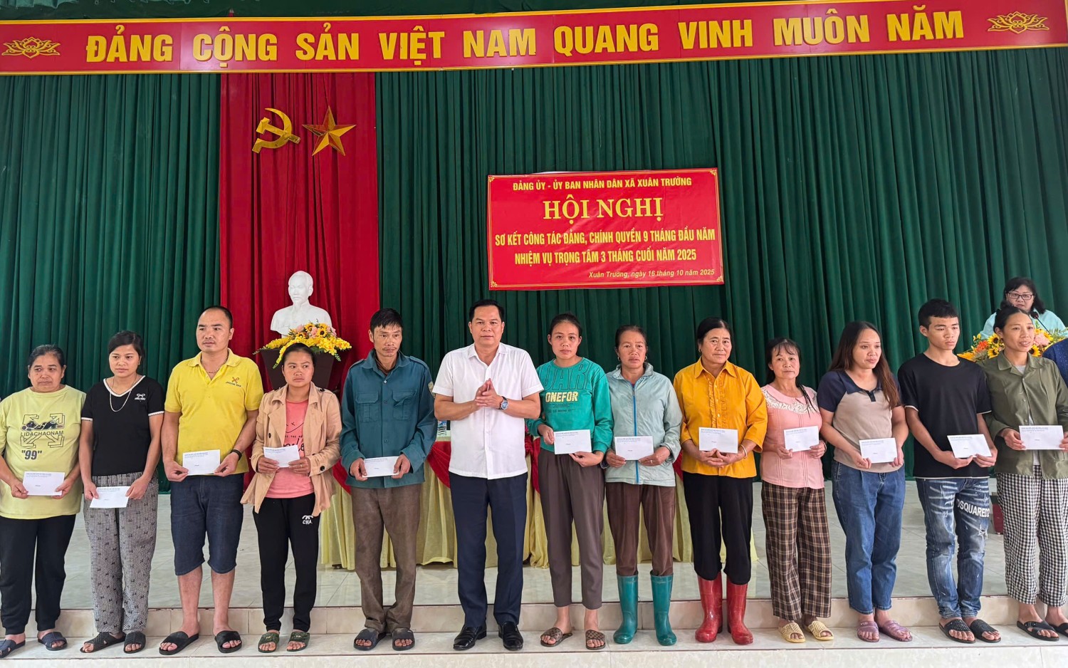 Đồng chí Bế Minh Đức, Phó trưởng đoàn chuyên trách Đoàn đại biểu Quốc hội tỉnh tặng quà cho nhân dân xã Xuân Trường khắc phục hậu quả thiên tai