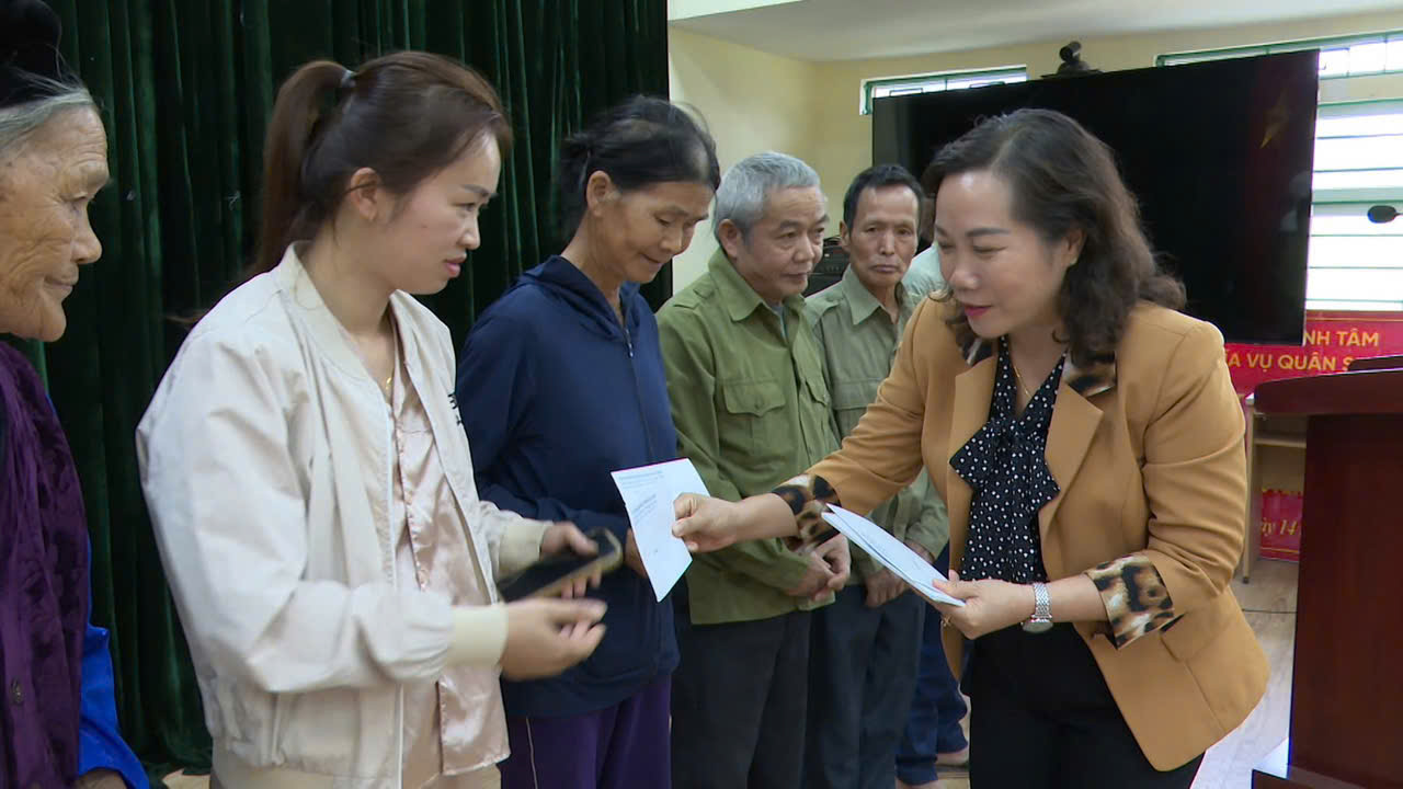 Đồng chí Hà Nhật Lệ, Phó Chủ tịch HĐND tỉnh trao quà cho các hộ gia đình xã Minh Tâm bị ảnh hưởng của bão lũ