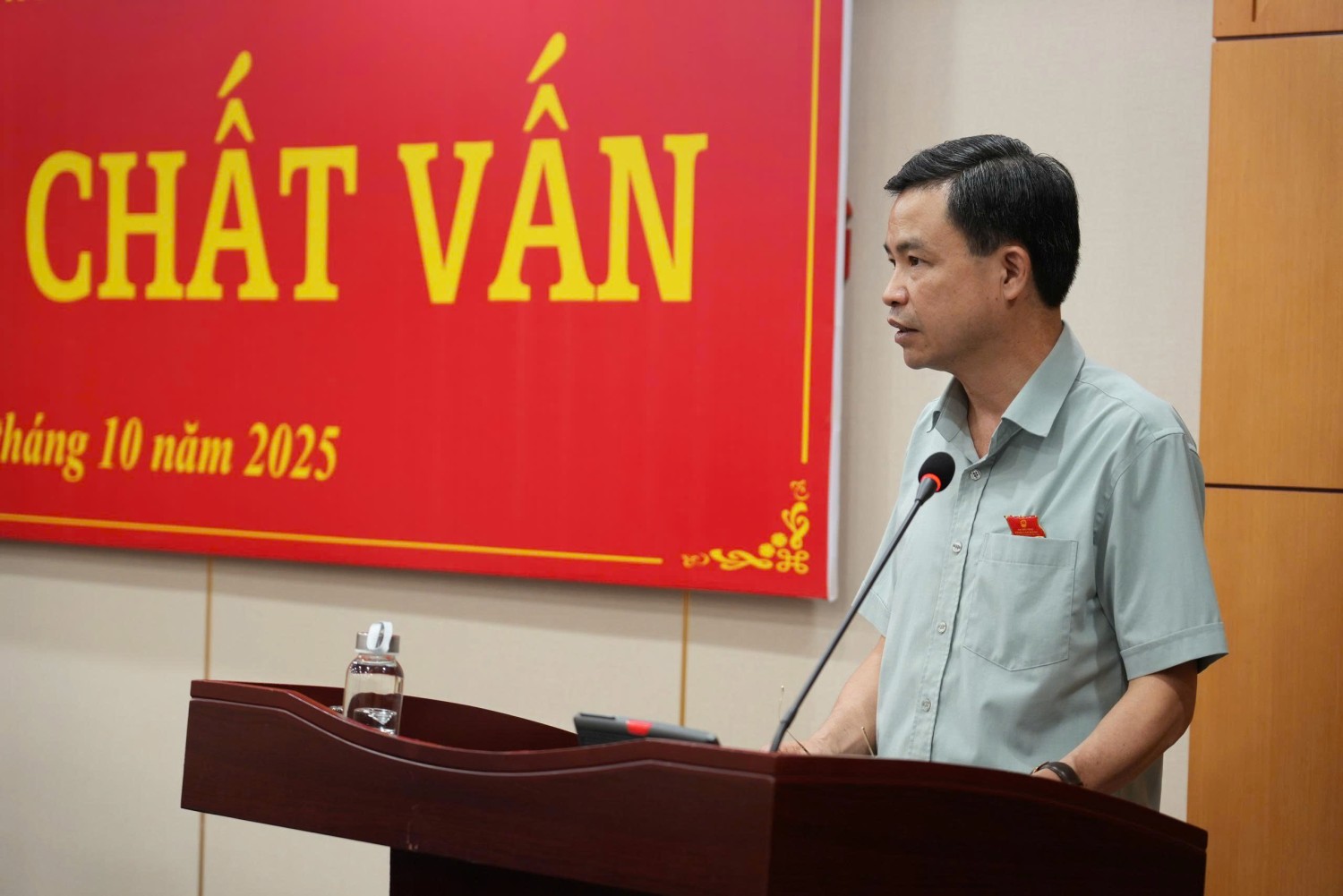 Phó Bí thư Thường trực Tỉnh ủy, Chủ tịch HĐND tỉnh Bế Thanh Tịnh phát biểu tại phiên họp