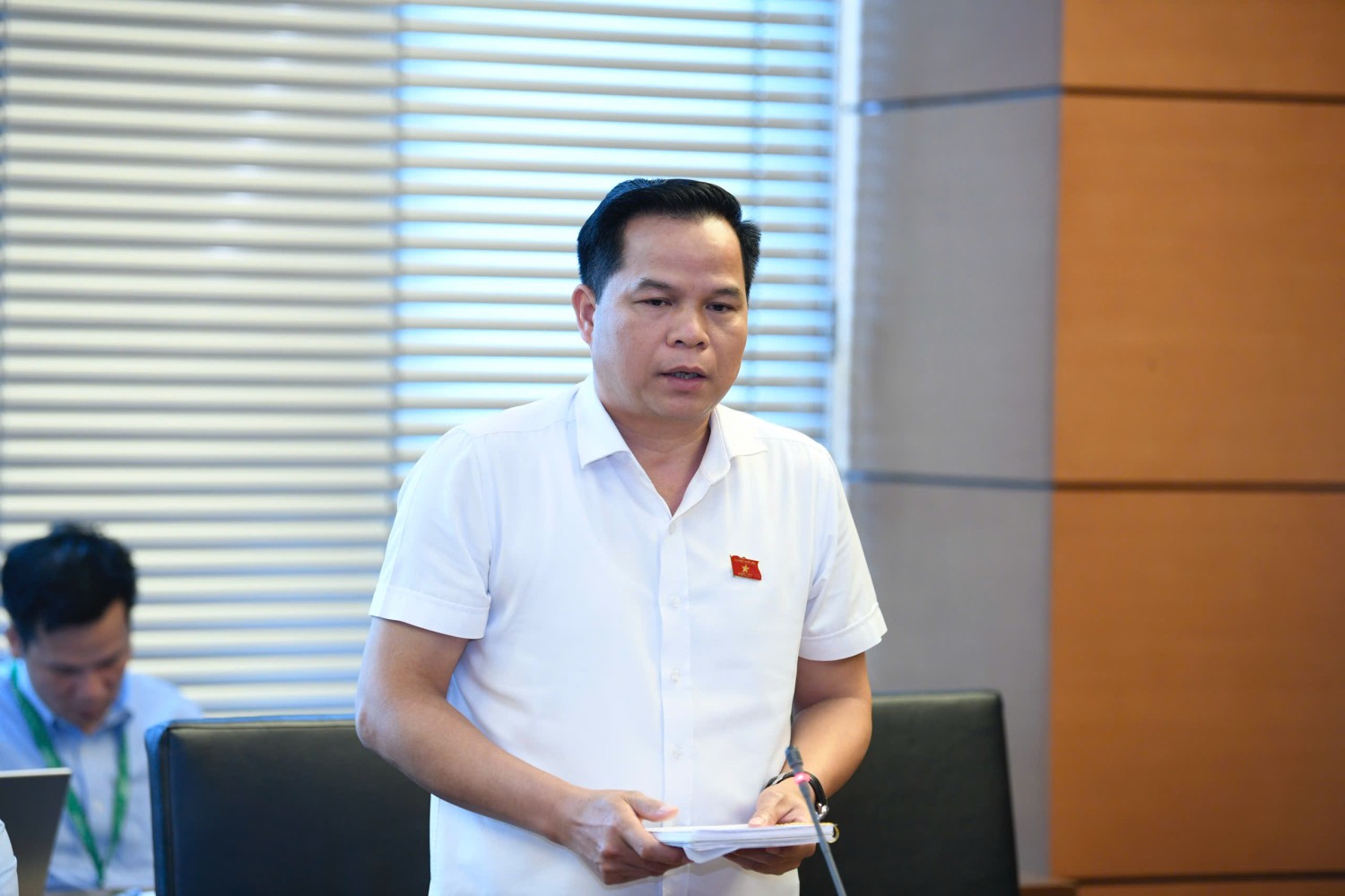 Đại biểu Quốc hội Bế Minh Đức Phó trưởng Đoàn ĐBQH tỉnh phát biểu thảo luận tại Tổ