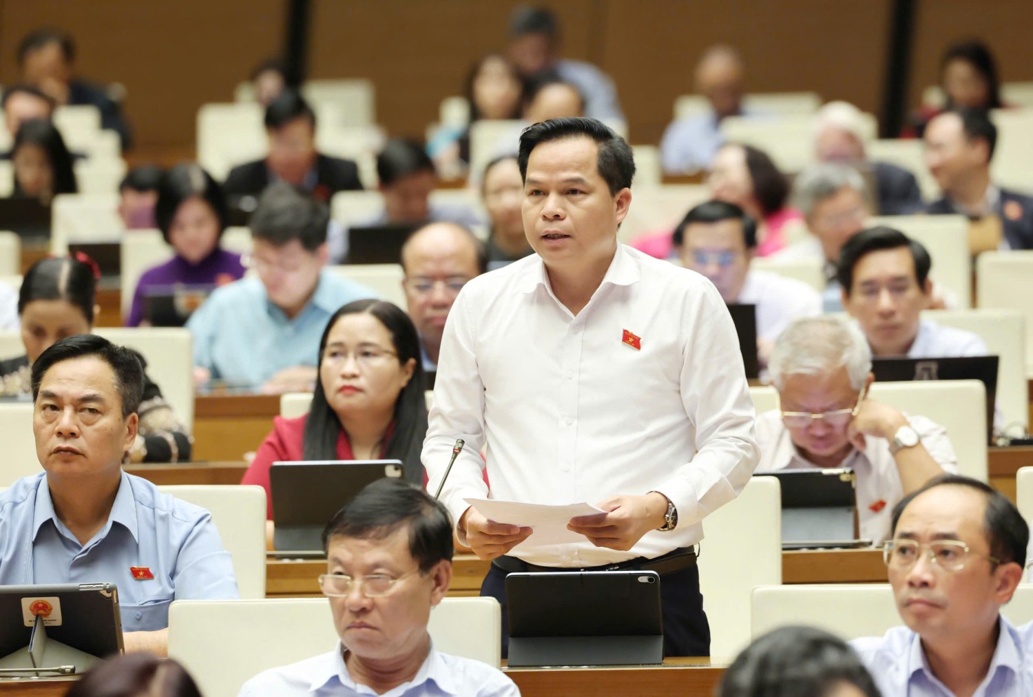 ĐBQH tỉnh Cao Bằng Bế Minh Đức phát biểu thảo luận tại Hội trường