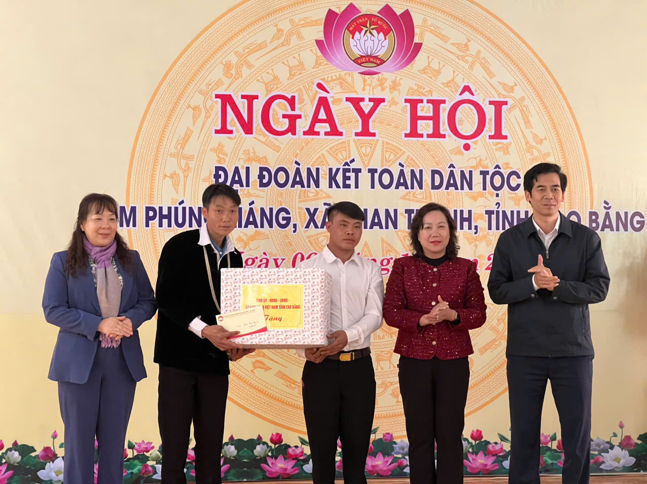 Đồng chí Phó Chủ tịch HĐND tỉnh Hà Nhật Lệ tặng quà cho tập thể xóm Phúng Liáng xã Phan Thanh