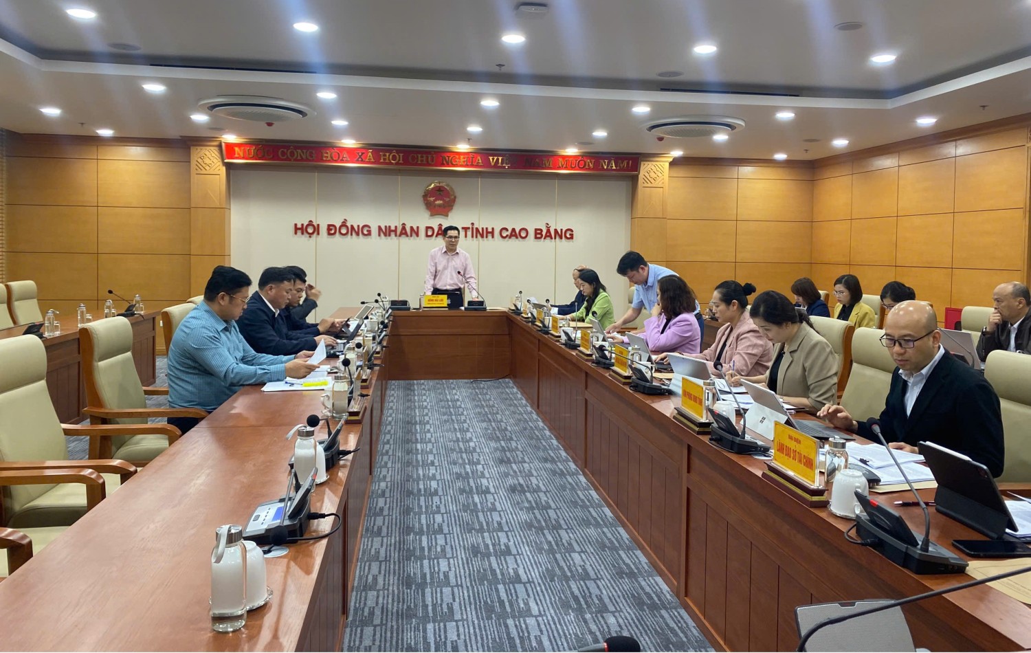 Trưởng Ban Văn hóa - Xã hội, HĐND tỉnh Nông Hải Lưu phát biểu tại cuộc họp thẩm tra