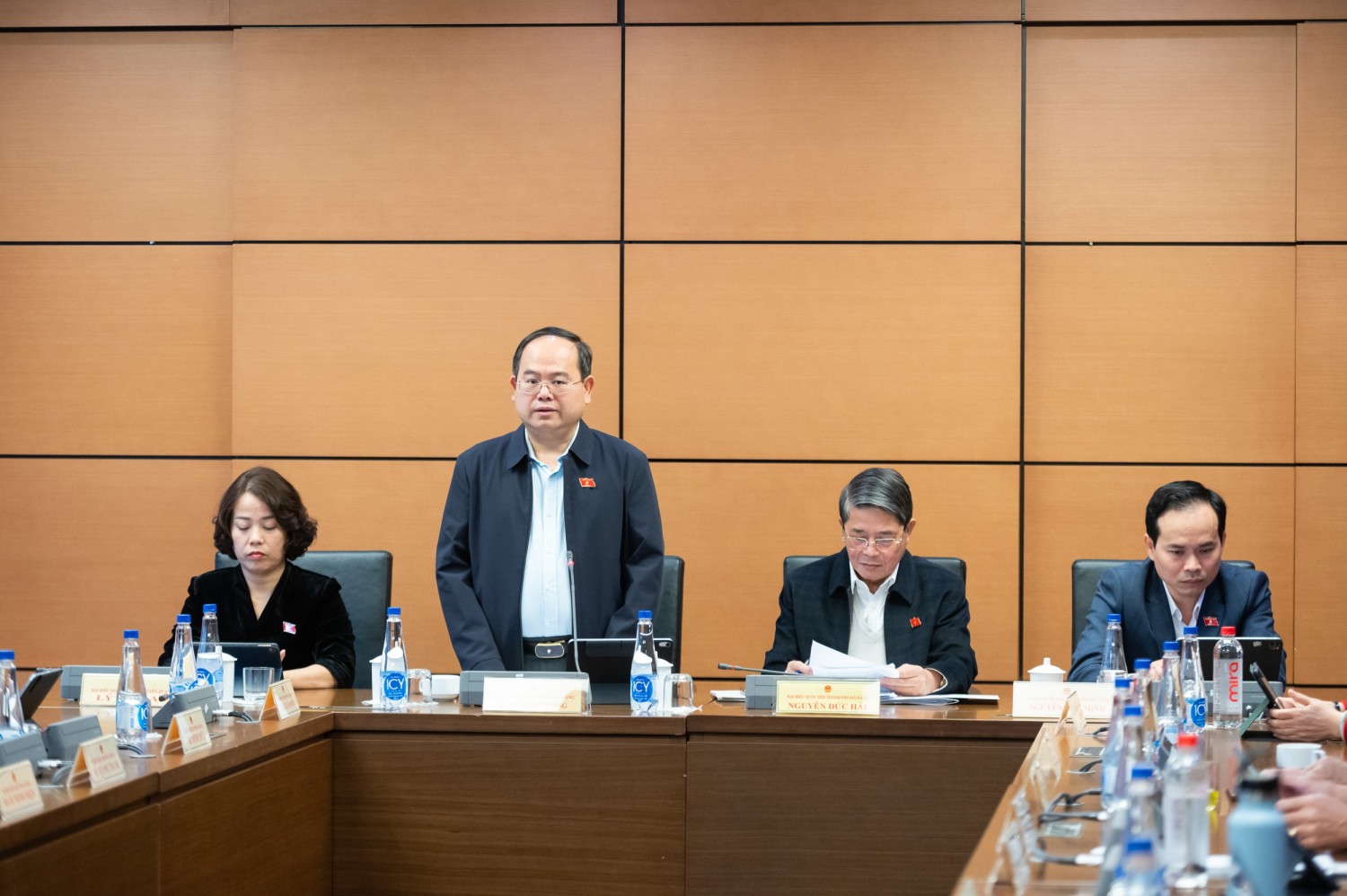 Đồng chí Quản Minh Cường Bí thư Tỉnh uỷ, Trưởng Đoàn ĐBQH tỉnh Cao Bằng phát biểu tại Tổ