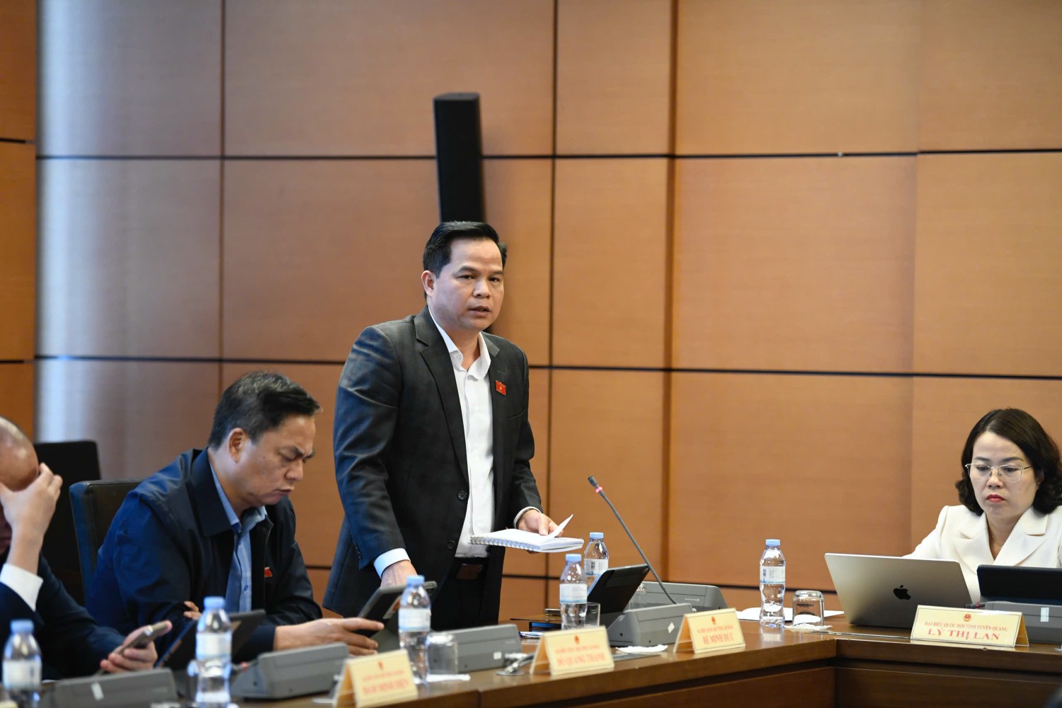 Đại biểu Bế Minh Đức, Phó trưởng Đoàn chuyên trách Đoàn ĐBQH tỉnh phát biểu thảo luận tại Tổ