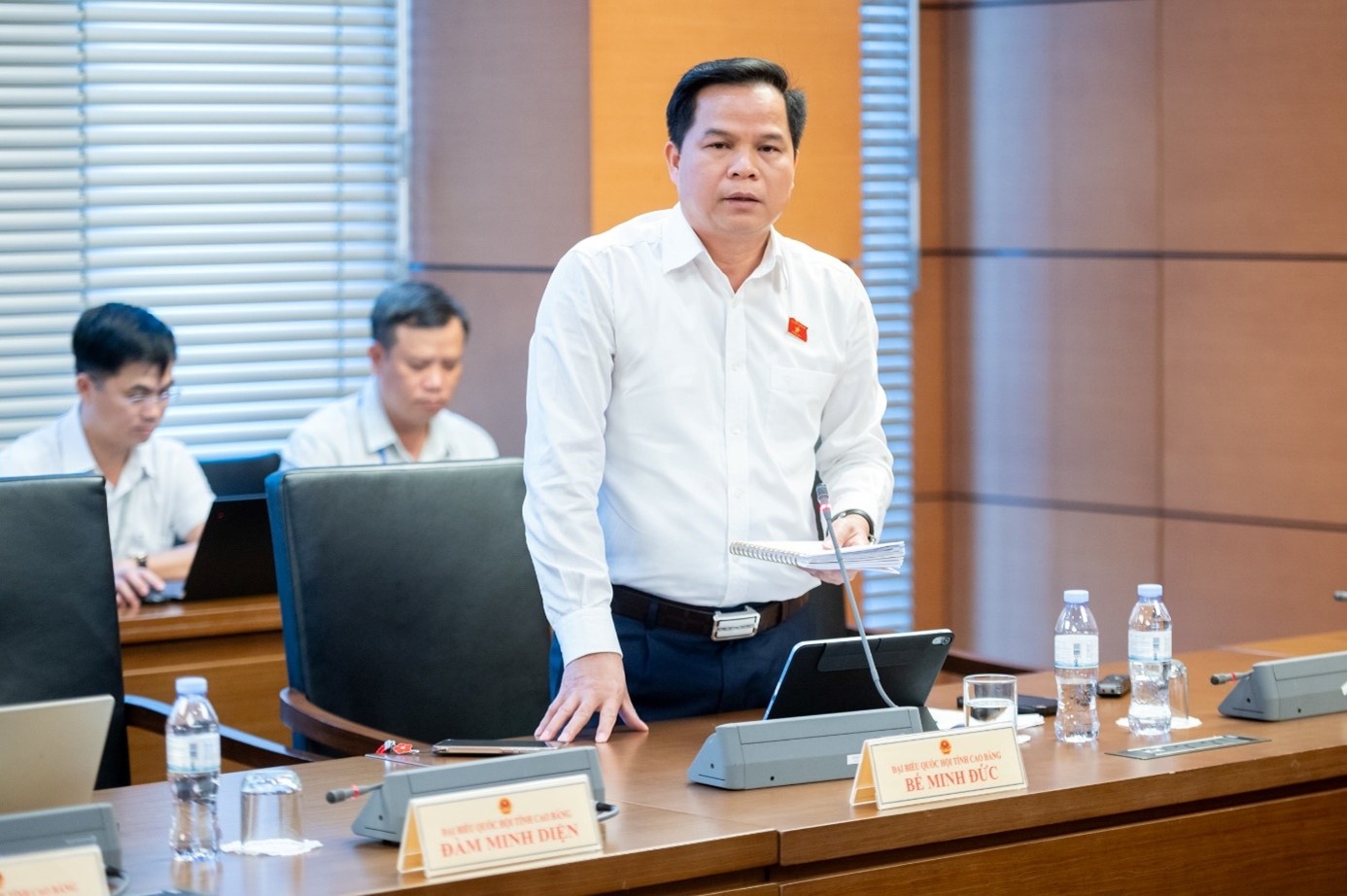 Đại biểu Bế Minh Đức, Phó trưởng Đoàn chuyên trách Đoàn ĐBQH tỉnh phát biểu thảo luận tại Tổ