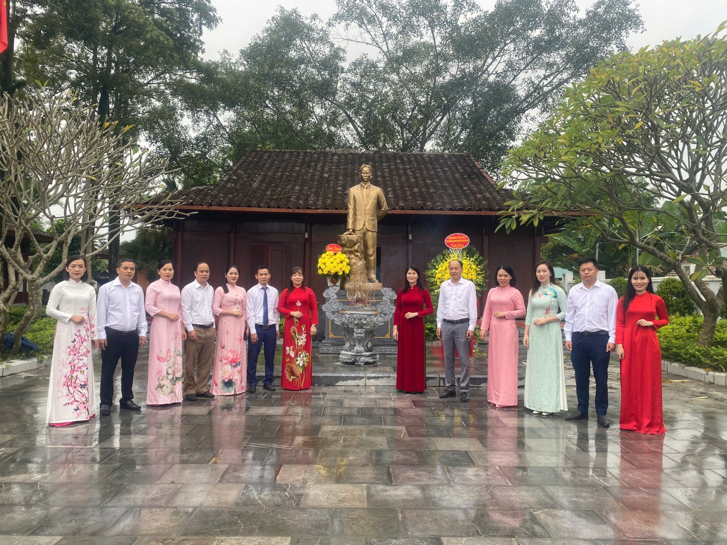 Chi bộ Hành chính - Tổ chức - Quản trị sinh hoạt chuyên đề tại Khu lưu niệm đồng chí Hoàng Đình Giong