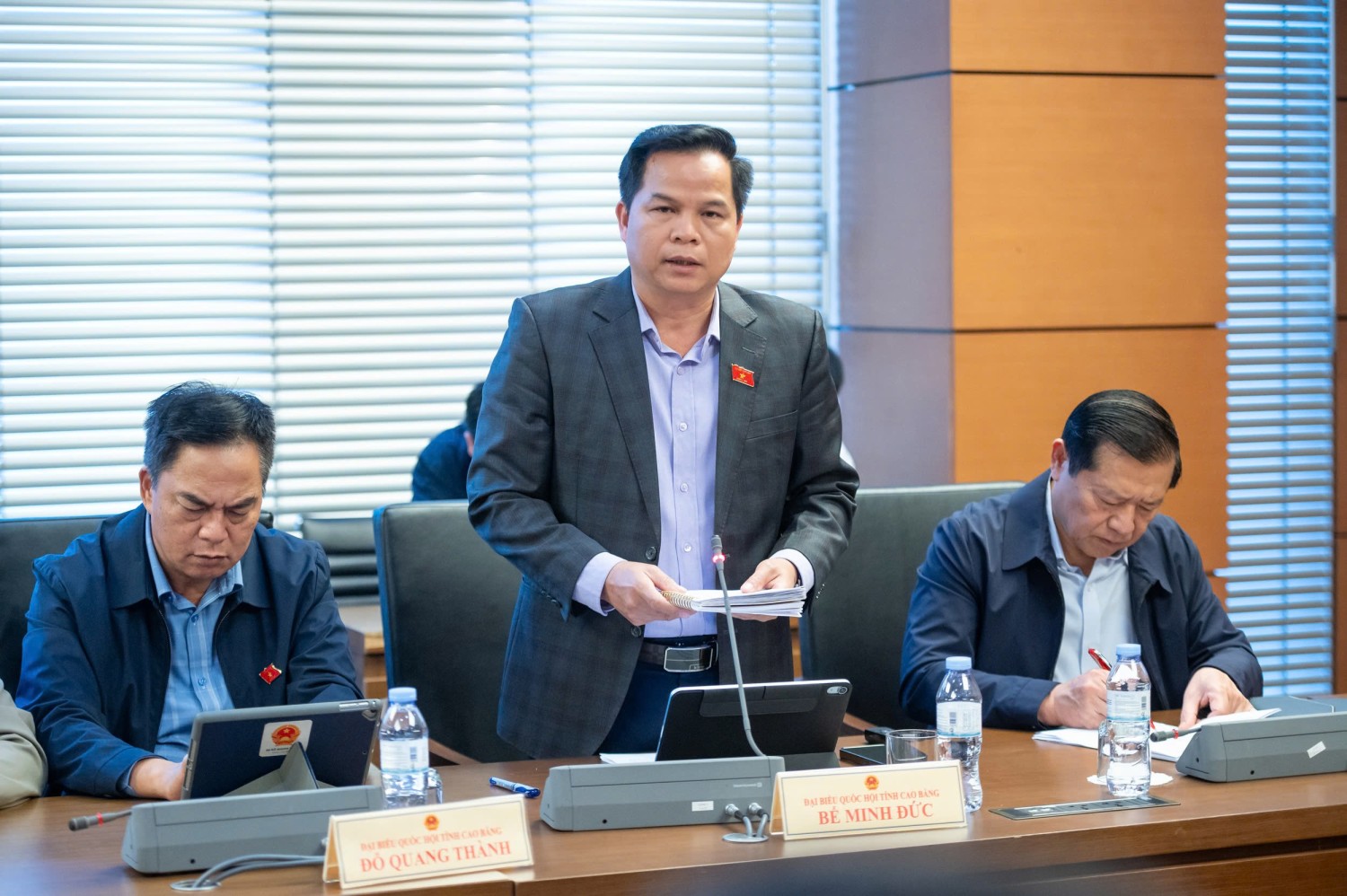 Đại biểu Bế Minh Đức, Phó trưởng Đoàn chuyên trách Đoàn ĐBQH tỉnh phát biểu thảo luận tại Tổ