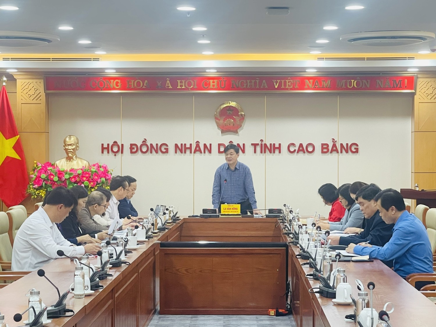 Trưởng Ban Kinh tế - Ngân sách HĐND tỉnh, La Văn Hồng phát biểu ý kiến tại cuộc họp