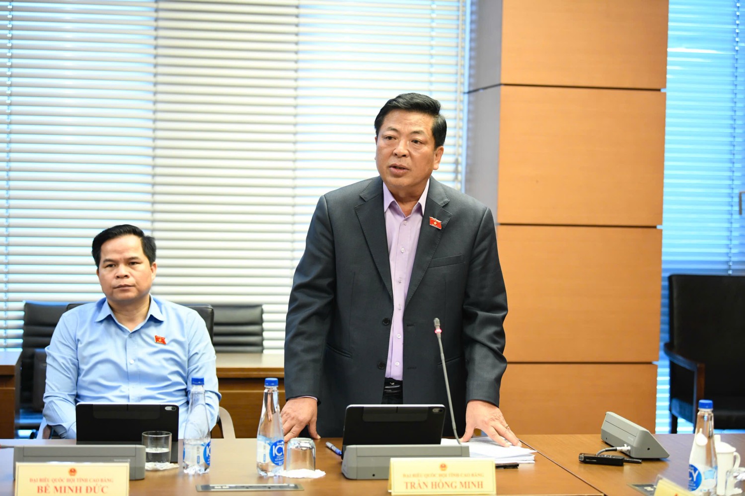 Đại biểu Trần Hồng Minh - Đoàn ĐBQH tỉnh Cao Bằng phát biểu tại tổ