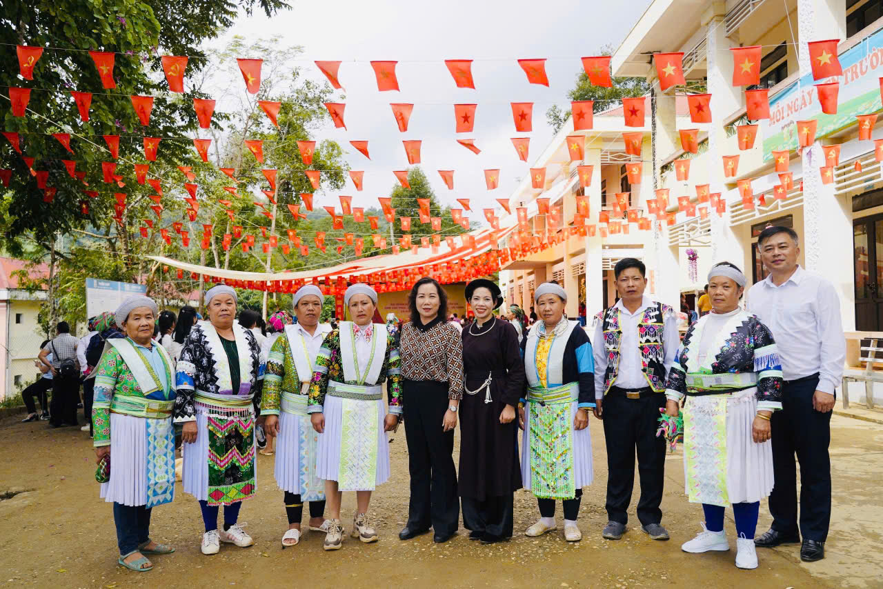 Phó Chủ tịch HĐND tỉnh Hà Nhật Lệ chung vui cùng bà con nhân dịp ngày hội đại đoàn kết dân tộc
