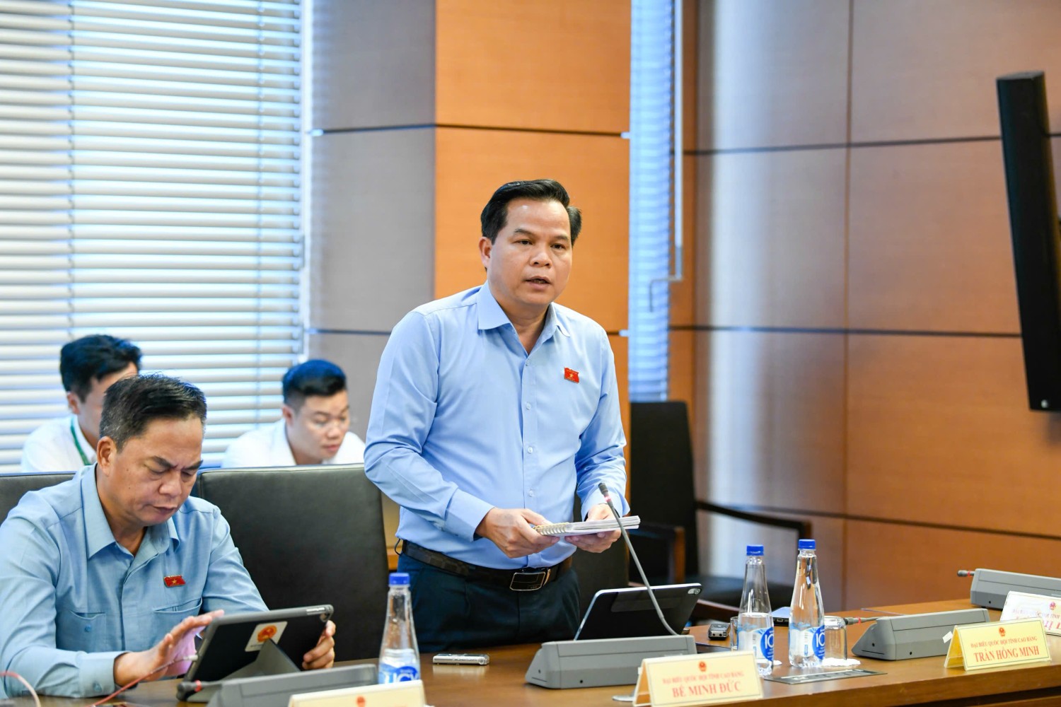 Đại biểu Bế Minh Đức, Phó trưởng Đoàn chuyên trách Đoàn ĐBQH tỉnh phát biểu thảo luận tại Tổ