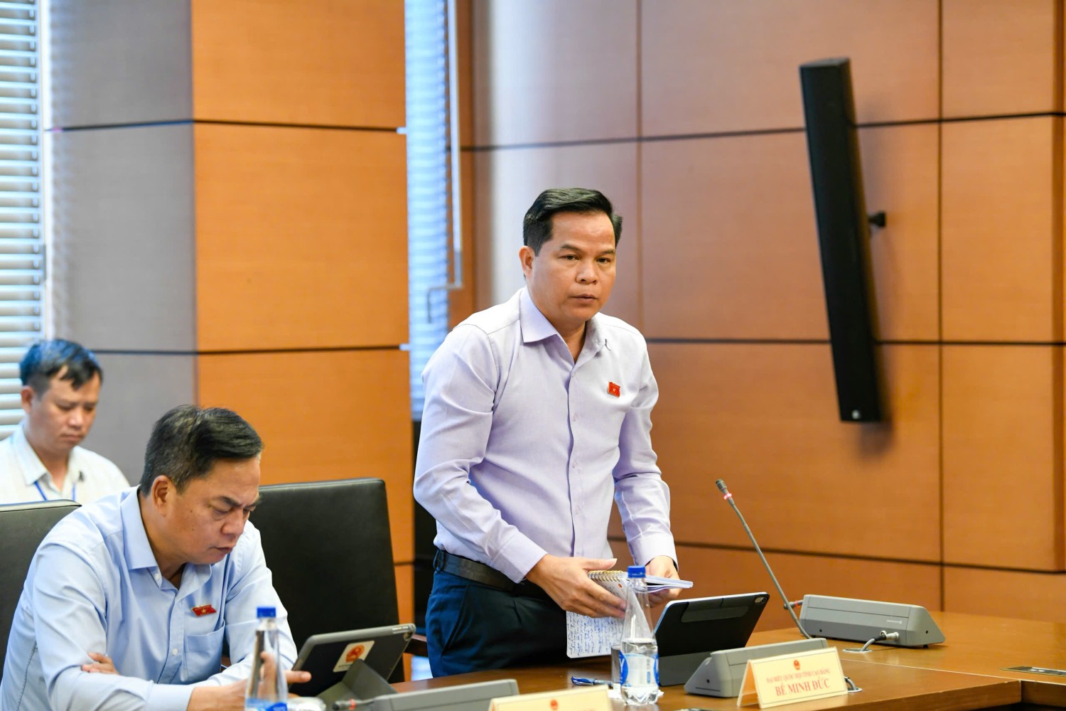 Đại biểu Bế Minh Đức, Phó trưởng Đoàn chuyên trách Đoàn ĐBQH tỉnh phát biểu thảo luận tại Tổ