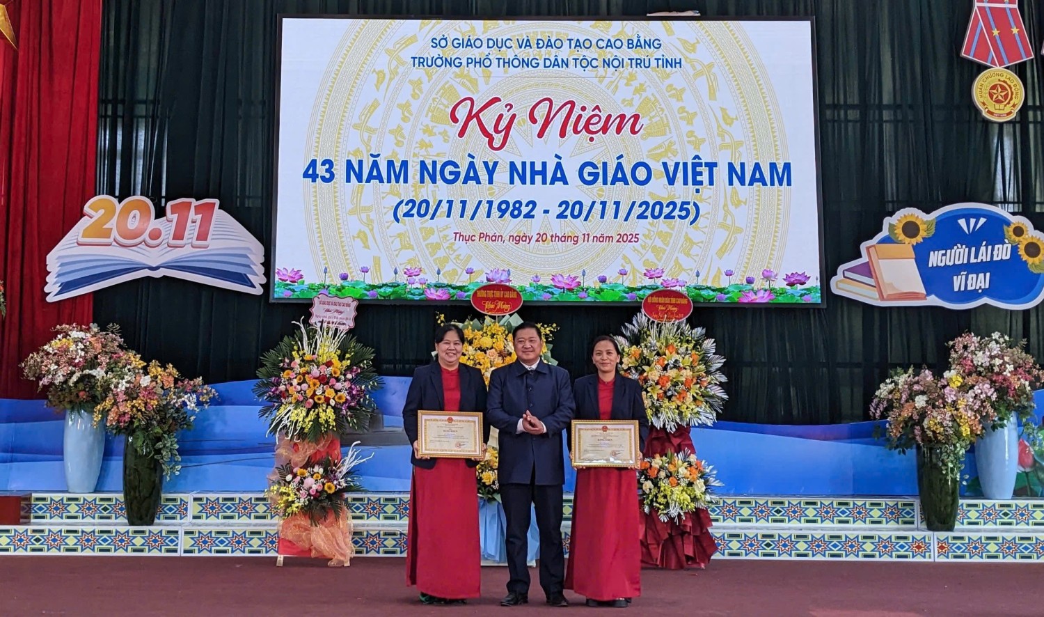 Đồng chí Bàn Quý Sơn, Tỉnh ủy viên, Trưởng Ban Dân tộc HĐND tỉnh tặng Bằng khen của UBND tỉnh cho 02 nhà giáo